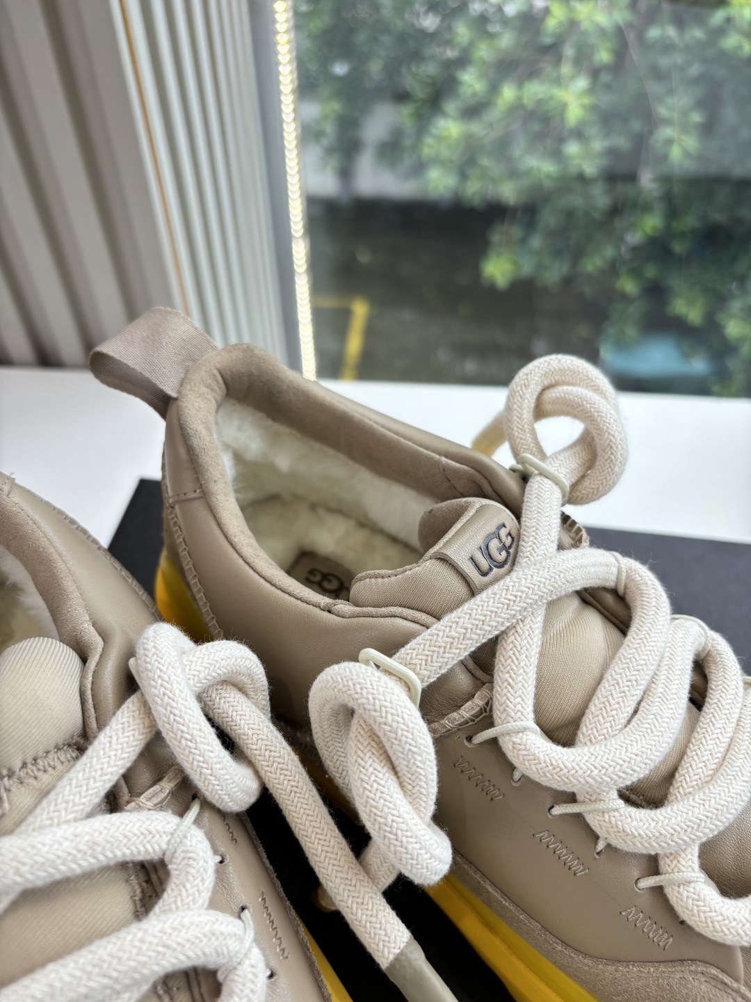 💰310，男➕10😀ugg顶级品质G131所见即所得UGG秋冬新款情侣系列棉鞋雪地靴棉鞋作为的领军品牌，这双新款同样延续了其一贯的舒适理念，穿在脚上轻盈自在，仿佛踩在了云朵上一般。而且，它的鞋底采用EVA材质，防滑耐磨，不管是走路还是跑步都稳稳当当的，再也不用担心走路累脚啦！
除了舒适度，这双新款的设计也是超级时尚的！
简约的线条和流畅的剪裁，既能搭配休闲装，也能hold住正式场合
而且，鞋面上的绒毛装饰更是点睛之笔，让整双看起来更加可爱俏皮，绝对是潮女们的必备单品！
鞋面：磨砂牛皮
内里：羊毛
码数：35-45(39.40下单备注男女，45定制不退不换)