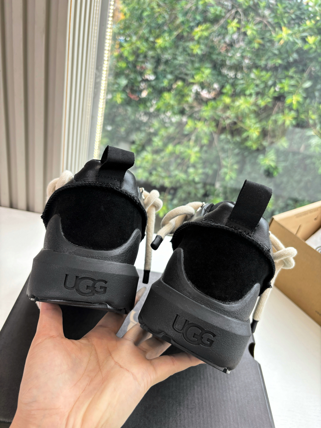 💰310，男➕10😀ugg顶级品质G131所见即所得UGG秋冬新款情侣系列棉鞋雪地靴棉鞋作为的领军品牌，这双新款同样延续了其一贯的舒适理念，穿在脚上轻盈自在，仿佛踩在了云朵上一般。而且，它的鞋底采用EVA材质，防滑耐磨，不管是走路还是跑步都稳稳当当的，再也不用担心走路累脚啦！
除了舒适度，这双新款的设计也是超级时尚的！
简约的线条和流畅的剪裁，既能搭配休闲装，也能hold住正式场合
而且，鞋面上的绒毛装饰更是点睛之笔，让整双看起来更加可爱俏皮，绝对是潮女们的必备单品！
鞋面：磨砂牛皮
内里：羊毛
码数：35-45(39.40下单备注男女，45定制不退不换)