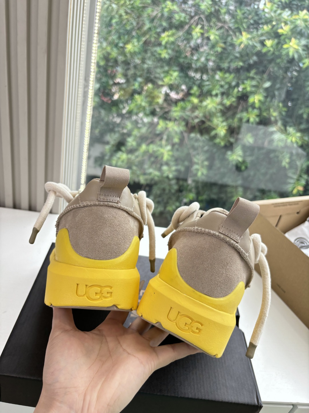 💰310，男➕10😀ugg顶级品质G131所见即所得UGG秋冬新款情侣系列棉鞋雪地靴棉鞋作为的领军品牌，这双新款同样延续了其一贯的舒适理念，穿在脚上轻盈自在，仿佛踩在了云朵上一般。而且，它的鞋底采用EVA材质，防滑耐磨，不管是走路还是跑步都稳稳当当的，再也不用担心走路累脚啦！
除了舒适度，这双新款的设计也是超级时尚的！
简约的线条和流畅的剪裁，既能搭配休闲装，也能hold住正式场合
而且，鞋面上的绒毛装饰更是点睛之笔，让整双看起来更加可爱俏皮，绝对是潮女们的必备单品！
鞋面：磨砂牛皮
内里：羊毛
码数：35-45(39.40下单备注男女，45定制不退不换)
