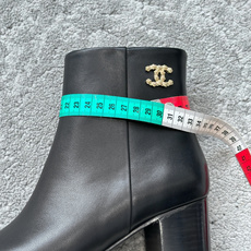 G233😀CHANEL香奈儿*小香秋冬切尔西短靴新款骑士靴库靴这款骑士靴真的是帅气时尚的代表马丁靴骑士靴靴筒Chanel G233😀CHANEL香奈儿*小香秋冬切尔西短靴新款骑士靴库靴这款骑士靴真的是帅气时尚的代表马丁靴骑士靴靴筒Chanel