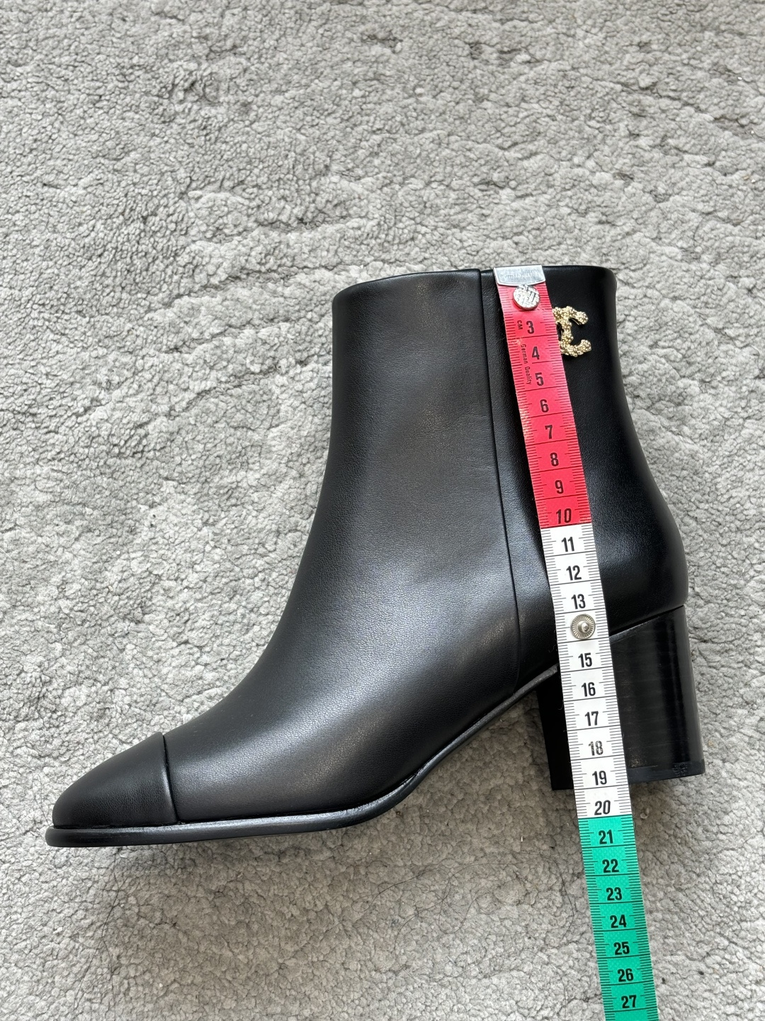 G233😀CHANEL香奈儿*小香秋冬切尔西短靴新款骑士靴库靴这款骑士靴真的是帅气时尚的代表马丁靴骑士靴靴筒Chanel G233😀CHANEL香奈儿*小香秋冬切尔西短靴新款骑士靴库靴这款骑士靴真的是帅气时尚的代表马丁靴骑士靴靴筒Chanel