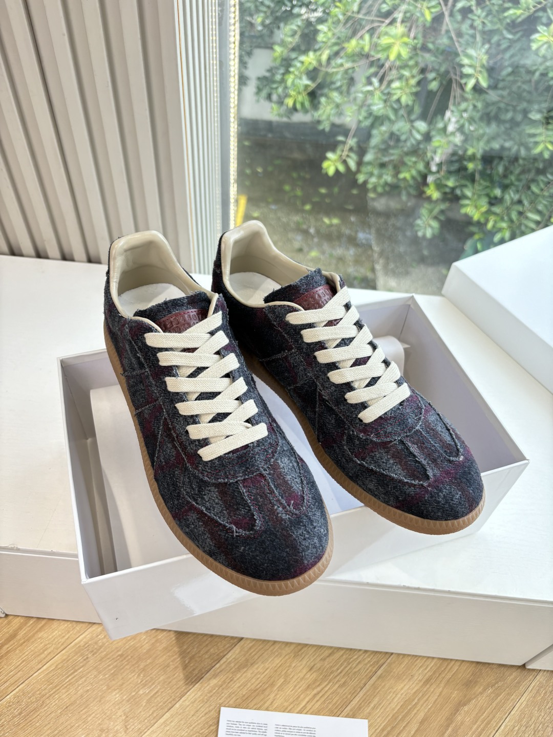 NO:535546,G035 top version Purchase level Maison Margiela MM6 German training casual shoes genius designer brand, a light luxury brand is very versatile and comfortable to the feet. This German training shoe continues the classic T-shaped genuine leather splicing design. After many careful improvements by the design team, it is just to let you experience the most original military flavor. The soft and delicate characteristics of the top layer cowhide and the texture of cow leather make it have super high softness and comfort, while maintaining good breathability and comfort and texture parallel, so as to easily control any matching of all seasons. Fabric cowhide inner sheepskin Size: 35-40 Women 39/45 Men (45 Customized No Return or Exchange), casual shoes/sports shoes, masion margiela, sneakers, cowhide, sheepskin19860909G035顶级版本 代购级别MaisonMargiela MM6德训休闲鞋鬼才设计师品牌,一个轻奢品牌上脚很百搭哦,也很随脚舒适,这一款德国训练鞋延续了经典的T形真皮拼接设计,经过设计团队多次的精心改良,只为让您体验最原始的军旅味道,头层牛皮柔软细腻的特点与牛反绒牛皮的质感相结合使其既有超高的柔软舒适度,又同时保持不错的透气性能舒适与质感并行,轻松驾驭四季穿着任何搭配. 面料牛皮 内里羊皮 码数:35-40女 39/45男（45定制不退不换）,休闲鞋/运动鞋,masion margiela,sneakers,cowhide,sheepskin,Women's Shoes