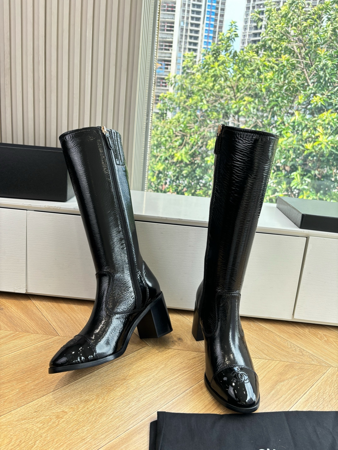 G318😀CHANEL香奈儿*小香秋冬新款骑士靴库靴这款骑士靴真的是帅气时尚的代表马丁靴骑士靴靴筒Chanel字母点缀 