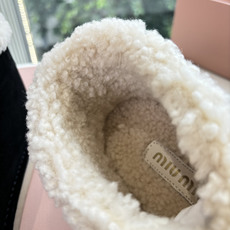 有量有价G所见即所得顶级羊毛内里miumiu秋冬新款进口羊毛雪地靴棉鞋 简约造型,超轻原版开模鞋底,脚感妥妥满分 好穿好 有量有价G所见即所得顶级羊毛内里miumiu秋冬新款进口羊毛雪地靴棉鞋 简约造型,超轻原版开模鞋底,脚感妥妥满分 好穿好