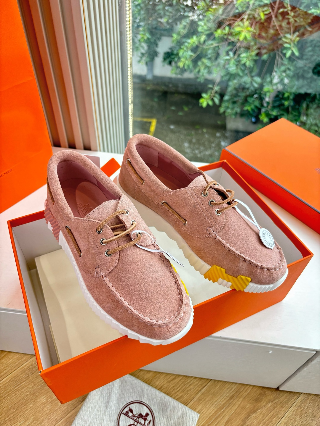 NO:536309,The airplane box box 15G909 counter version Hermes bouncing sneakers for men's real shots. The most worthwhile purchase of Hermes men's sneakers. The legendary shoes that you want to buy are trendy. Fashion, comfortable and versatile. Although the price is rising, the price is really not expensive. The new color schemes are very good. There are many other colors, and there are not so many choices, but they are also very good. Especially with the feeling of couples, the fabric is customized, the frosted cowhide inner lining, the sole is exclusive original mold-sucking sole, size 35-46 (46 customization, no return or replacement, 39-42 orders are indicated for men and women), casual shoes/sports, hermes, sneakers, cowhide19860909现货供应飞机盒盒15G909专柜版爱马仕 bouncing运动鞋男款实拍最值得的入手的爱马仕男款运动鞋传说中不配货也要买的鞋潮流 时尚 舒适 百搭 虽然涨价 但价格真不贵新出的配色都很好看 还有很多其他配色,选择没有那么多不过也是很好看,尤其搭配情侣款感感 面料定制对版磨砂牛皮 内里原版内里 鞋底独家原版吸模大底 尺码35-46(46定制不退不换,39-42下单注明男女）,休闲鞋/运动鞋,hermes,sneakers,cowhide,Women's Shoes