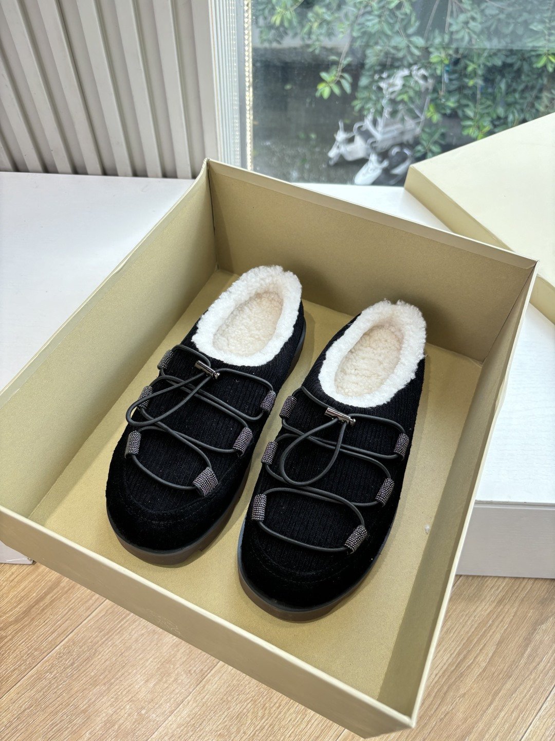 NO:559810,G909 bc purchasing grade women's shoes brunell* cucinell* snow boots, cotton shoes, short boots BC | Collection of autumn and winter boots of old money style brands~ Family members, today Coke will take stock of old money style autumn and winter boots~ Sheared sheepskin decoration for hiking →  A subtle combination of precious materials enriches the outdoor design inspiration of this hiking boot. The combination of suede and cashmere knits creates a charming appeal, while the puffy appearance of the soft shearling sheepskin inserts highlights the boot's pure winter taste. The contrasting elastic band on the boot collar completes the comfortable design with a casual style. Shiny eyelet buckle mountain boots →  A subtle combination of precious materials and exquisite details enriches the style of this mountain boot. On the classic corduroy upper, criss-crossing elastic laces feature Brunello   Cucinelli's authentic approach interprets the beauty of traditional after-snow accessories. The suede and soft sheared sheepskin linings simultaneously create pleasant contrasting textures, making the slippers even more wintery. The beads embellished on the eyelet buttons on both sides introduce a touch of iconic femininity to the boots with bright light 3 Precious rib knitted shaft suede Chelsea boots  I really fell in love with the new thick-soled casual shoes at first sight. The cotton shoes are super comfortable on the feet. They are one of my favorite shoes in recent times!  Any style can be matched with fried chicken. Nice~ Material original frosted cowhide, fur lining, original outsole, size 35-39 only exchangeable (40.41.42 non-refundable), half-drag snow boots, brunello cucinelli, boots, slippers, cowhide, sheepskin, chamois leather19860909G909 bc代购级女鞋brunell* cucinell*雪地靴棉鞋短靴BC | 老钱风品牌秋冬靴子合集～ 家人们,今天可乐给大家盘点一下老钱风的秋冬靴啦～剪毛绵羊皮装饰登山 → 珍贵材料的微妙组合丰富了这款登山靴的户外设计灵感.绒面麂皮和羊绒针织品的组合营造出迷人魅力,而松柔剪毛绵羊皮嵌饰的蓬松外观则凸显出靴子的十足冬日品味.靴口上的撞色松紧带以休闲的风格最后勾勒出舒适穿着的设计.闪亮鞋眼扣山地靴 → 珍贵材料及精美细节的微妙组合丰富了这款山地靴的风格.在经典灯芯绒鞋面上,纵横交错的交叉松紧鞋带以Brunello Cucinelli的纯正手法诠释传统雪后配饰的美感.绒面麂皮和松柔剪毛绵羊皮鞋衬同时营造出怡人的对比纹理,让拖鞋的冬日韵味更胜一筹.而两侧鞋眼扣点缀的镶珠,以璀璨光芒为靴子引入一抹标志性柔美3 珍贵罗纹针织靴筒麂皮切尔西短靴 新款真的一眼爱上厚底体闲鞋棉鞋上脚超级舒服,近期最爱的鞋子没有之一！任何风格都能搭配炒鸡nice~ 材质原版磨砂牛皮 内里毛里 大底原版鞋底 码数35-39只换码(40.41.42不退不换）,半拖雪地靴,brunello cucinelli,boots,slippers,cowhide,sheepskin,chamois leather,Women's Shoes