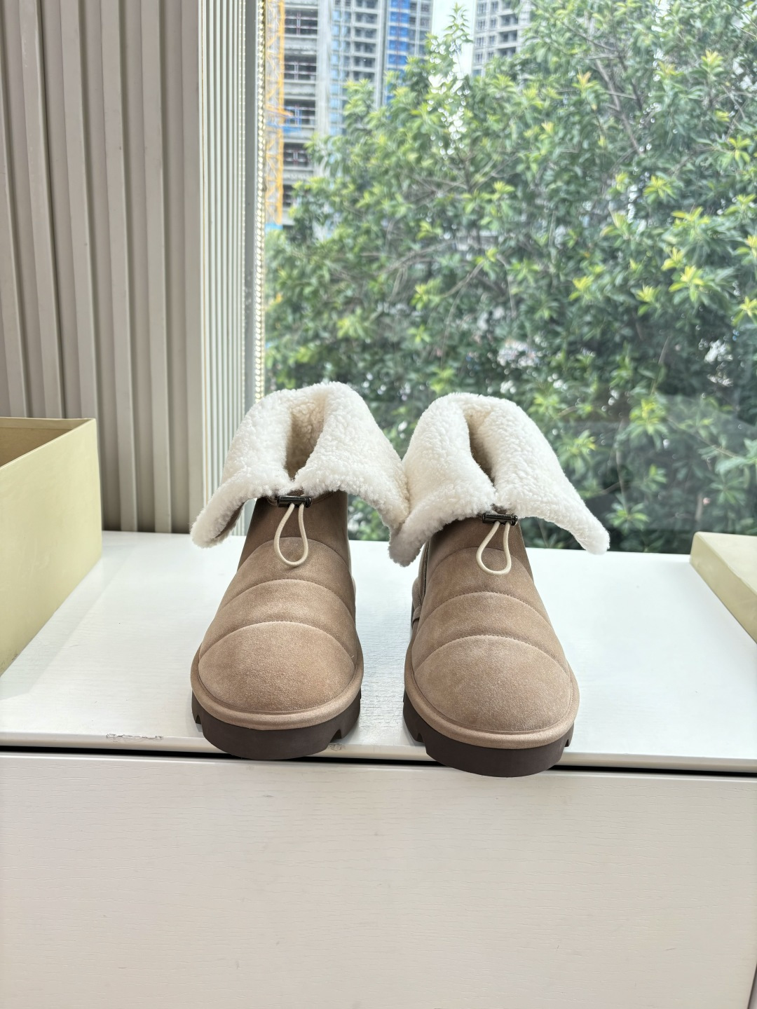 NO:559806,G909 bc purchasing grade women's shoes brunell* cucinell* snow boots, cotton shoes, short boots BC | Collection of autumn and winter boots of old money style brands~ Family members, today Coke will take stock of old money style autumn and winter boots~ Sheared sheepskin decoration for hiking →  A subtle combination of precious materials enriches the outdoor design inspiration of this hiking boot. The combination of suede and cashmere knits creates a charming appeal, while the puffy appearance of the soft shearling sheepskin inserts highlights the boot's pure winter taste. The contrasting elastic band on the boot collar completes the comfortable design with a casual style. Shiny eyelet buckle mountain boots →  A subtle combination of precious materials and exquisite details enriches the style of this mountain boot. On the classic corduroy upper, criss-crossing elastic laces feature Brunello   Cucinelli's authentic approach interprets the beauty of traditional after-snow accessories. The suede and soft sheared sheepskin linings simultaneously create pleasant contrasting textures, making the slippers even more wintery. The beads embellished on the eyelet buttons on both sides introduce a touch of iconic femininity to the boots with bright light 3 Precious rib knitted shaft suede Chelsea boots  I really fell in love with the new thick-soled casual shoes at first sight. The cotton shoes are super comfortable on the feet. They are one of my favorite shoes in recent times!  Any style can be matched with fried chicken. Nice~ Material original frosted cowhide, fur lining, original outsole, size 35-39 only exchangeable (40.41.42 non-returnable, non-exchangeable), snow boots, brunello cucinelli, boots, slippers, cowhide, sheepskin, chamois leather19860909G909 bc代购级女鞋brunell* cucinell*雪地靴棉鞋短靴BC | 老钱风品牌秋冬靴子合集～ 家人们,今天可乐给大家盘点一下老钱风的秋冬靴啦～剪毛绵羊皮装饰登山 → 珍贵材料的微妙组合丰富了这款登山靴的户外设计灵感.绒面麂皮和羊绒针织品的组合营造出迷人魅力,而松柔剪毛绵羊皮嵌饰的蓬松外观则凸显出靴子的十足冬日品味.靴口上的撞色松紧带以休闲的风格最后勾勒出舒适穿着的设计.闪亮鞋眼扣山地靴 → 珍贵材料及精美细节的微妙组合丰富了这款山地靴的风格.在经典灯芯绒鞋面上,纵横交错的交叉松紧鞋带以Brunello Cucinelli的纯正手法诠释传统雪后配饰的美感.绒面麂皮和松柔剪毛绵羊皮鞋衬同时营造出怡人的对比纹理,让拖鞋的冬日韵味更胜一筹.而两侧鞋眼扣点缀的镶珠,以璀璨光芒为靴子引入一抹标志性柔美3 珍贵罗纹针织靴筒麂皮切尔西短靴 新款真的一眼爱上厚底体闲鞋棉鞋上脚超级舒服,近期最爱的鞋子没有之一！任何风格都能搭配炒鸡nice~ 材质原版磨砂牛皮 内里毛里 大底原版鞋底 码数35-39只换码(40.41.42不退不换）,雪地靴,brunello cucinelli,boots,slippers,cowhide,sheepskin,chamois leather,Women's Shoes