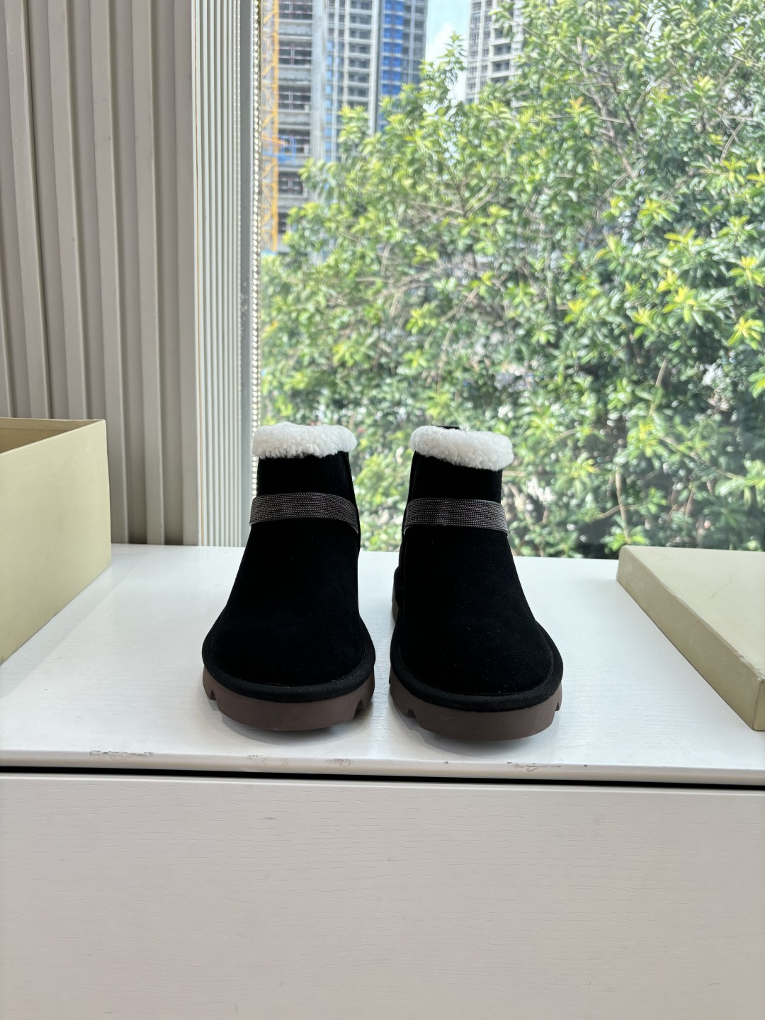 NO:558847,BC purchasing grade women's shoes brunell* cucinell* snow boots, cotton shoes, short boots BC | A collection of old money style brand autumn and winter boots~ Family members, today Coke will take stock of old money style autumn and winter boots~ Sheared sheepskin decoration for hiking →  A subtle combination of precious materials enriches the outdoor design inspiration of this hiking boot. The combination of suede and cashmere knits creates a charming appeal, while the puffy appearance of the soft shearling sheepskin inserts highlights the boot's pure winter taste. The contrasting elastic band on the boot collar completes the comfortable design with a casual style. Shiny eyelet buckle mountain boots →  A subtle combination of precious materials and exquisite details enriches the style of this mountain boot. On the classic corduroy upper, criss-crossing elastic laces feature Brunello   Cucinelli's authentic approach interprets the beauty of traditional after-snow accessories. The suede and soft sheared sheepskin linings simultaneously create pleasant contrasting textures, making the slippers even more wintery. The beads embellished on the eyelet buttons on both sides introduce a touch of iconic femininity to the boots with bright light 3 Precious rib knitted shaft suede Chelsea boots  I really fell in love with the new thick-soled casual shoes at first sight. The cotton shoes are super comfortable on the feet. They are one of my favorite shoes in recent times!  Any style can be matched with fried chicken. Nice~ Material original frosted cowhide, fur lining, original outsole, size 35-39 only exchangeable (40.41.42 non-returnable, non-exchangeable), snow boots, brunello cucinelli, boots, slippers, cowhide, sheepskin, chamois leather19860909bc代购级女鞋brunell* cucinell*雪地靴棉鞋短靴BC | 老钱风品牌秋冬靴子合集～ 家人们,今天可乐给大家盘点一下老钱风的秋冬靴啦～剪毛绵羊皮装饰登山 → 珍贵材料的微妙组合丰富了这款登山靴的户外设计灵感.绒面麂皮和羊绒针织品的组合营造出迷人魅力,而松柔剪毛绵羊皮嵌饰的蓬松外观则凸显出靴子的十足冬日品味.靴口上的撞色松紧带以休闲的风格最后勾勒出舒适穿着的设计.闪亮鞋眼扣山地靴 → 珍贵材料及精美细节的微妙组合丰富了这款山地靴的风格.在经典灯芯绒鞋面上,纵横交错的交叉松紧鞋带以Brunello Cucinelli的纯正手法诠释传统雪后配饰的美感.绒面麂皮和松柔剪毛绵羊皮鞋衬同时营造出怡人的对比纹理,让拖鞋的冬日韵味更胜一筹.而两侧鞋眼扣点缀的镶珠,以璀璨光芒为靴子引入一抹标志性柔美3 珍贵罗纹针织靴筒麂皮切尔西短靴 新款真的一眼爱上厚底体闲鞋棉鞋上脚超级舒服,近期最爱的鞋子没有之一！任何风格都能搭配炒鸡nice~ 材质原版磨砂牛皮 内里毛里 大底原版鞋底 码数35-39只换码(40.41.42不退不换）,雪地靴,brunello cucinelli,boots,slippers,cowhide,sheepskin,chamois leather,Women's Shoes