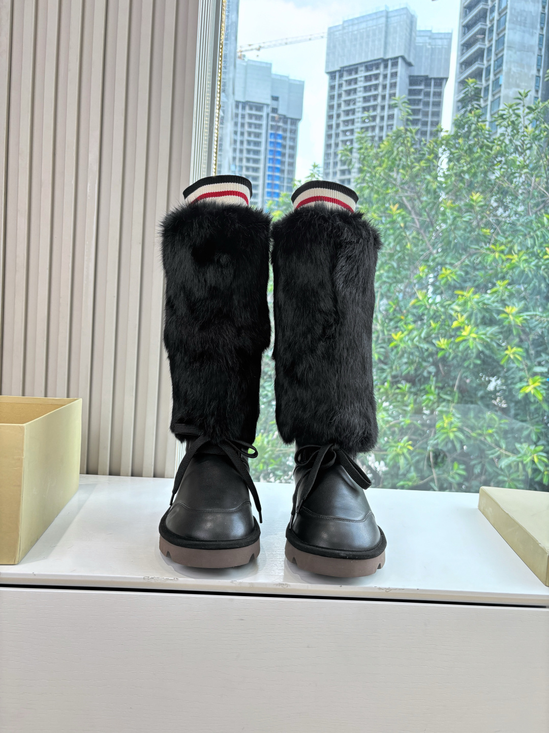 NO:559808,G909 bc purchasing grade women's shoes brunell* cucinell* snow boots, cotton shoes, short boots BC | Collection of autumn and winter boots of old money style brands~ Family members, today Coke will take stock of old money style autumn and winter boots~ Sheared sheepskin decoration for hiking →  A subtle combination of precious materials enriches the outdoor design inspiration of this hiking boot. The combination of suede and cashmere knits creates a charming appeal, while the puffy appearance of the soft shearling sheepskin inserts highlights the boot's pure winter taste. The contrasting elastic band on the boot collar completes the comfortable design with a casual style. Shiny eyelet buckle mountain boots →  A subtle combination of precious materials and exquisite details enriches the style of this mountain boot. On the classic corduroy upper, criss-crossing elastic laces feature Brunello   Cucinelli's authentic approach interprets the beauty of traditional after-snow accessories. The suede and soft sheared sheepskin linings simultaneously create pleasant contrasting textures, making the slippers even more wintery. The beads embellished on the eyelet buttons on both sides introduce a touch of iconic femininity to the boots with bright light 3 Precious rib knitted shaft suede Chelsea boots  I really fell in love with the new thick-soled casual shoes at first sight. The cotton shoes are super comfortable on the feet. They are one of my favorite shoes in recent times!  Any style can be matched with fried chicken. Nice~ Material original frosted cowhide/rabbit fur, lamb hair lining, original outsole, size 35-39 only exchangeable (40.41.42 non-refundable), snow boots, brunello cucinelli, boots, slippers, cowhide, sheepskin, chamois leather19860909G909 bc代购级女鞋brunell* cucinell*雪地靴棉鞋短靴BC | 老钱风品牌秋冬靴子合集～ 家人们,今天可乐给大家盘点一下老钱风的秋冬靴啦～剪毛绵羊皮装饰登山 → 珍贵材料的微妙组合丰富了这款登山靴的户外设计灵感.绒面麂皮和羊绒针织品的组合营造出迷人魅力,而松柔剪毛绵羊皮嵌饰的蓬松外观则凸显出靴子的十足冬日品味.靴口上的撞色松紧带以休闲的风格最后勾勒出舒适穿着的设计.闪亮鞋眼扣山地靴 → 珍贵材料及精美细节的微妙组合丰富了这款山地靴的风格.在经典灯芯绒鞋面上,纵横交错的交叉松紧鞋带以Brunello Cucinelli的纯正手法诠释传统雪后配饰的美感.绒面麂皮和松柔剪毛绵羊皮鞋衬同时营造出怡人的对比纹理,让拖鞋的冬日韵味更胜一筹.而两侧鞋眼扣点缀的镶珠,以璀璨光芒为靴子引入一抹标志性柔美3 珍贵罗纹针织靴筒麂皮切尔西短靴 新款真的一眼爱上厚底体闲鞋棉鞋上脚超级舒服,近期最爱的鞋子没有之一！任何风格都能搭配炒鸡nice~ 材质原版磨砂牛皮/兔毛 内里羊羔毛 大底原版鞋底 码数35-39只换码(40.41.42不退不换）,雪地靴,brunello cucinelli,boots,slippers,cowhide,sheepskin,chamois leather,Women's Shoes