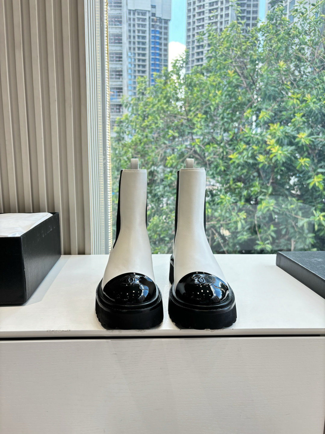 NO:559812,G233 Purchasing Level CHANEL* Xiaoxiang Autumn and Winter Chelsea Short Boots New Knight Boots Library Boots This knight boot is really a representative of handsome and fashionable Martin boots. Knight boots are embellished with Chanel letters on the boot shaft. They are low-key yet luxurious!  Simple, fashionable, individual and grand!  The natural and smooth beauty has a beauty that is stunning in time. You should also show off your long legs in winter~ Sheepskin upper, sheepskin lining, code number 35-39 (40, 41 customized, non-refundable), original soles, boots, chanel, chanel, boots, sheepskin19860909G233代购级别CHANEL香奈儿*小香秋冬切尔西短靴新款骑士靴库靴这款骑士靴真的是帅气时尚的代表马丁靴骑士靴靴筒Chanel字母点缀 低调不失奢华！简约时尚个性又大气！自然流畅的美感,有种惊艳了时光的美感,冬日也要展现大长腿～ 鞋面羊皮 内里羊皮 码数35-39（40,41定制不退换） 鞋底原版鞋底,靴子,chanel,chanel,boots,sheepskin,Women's Shoes