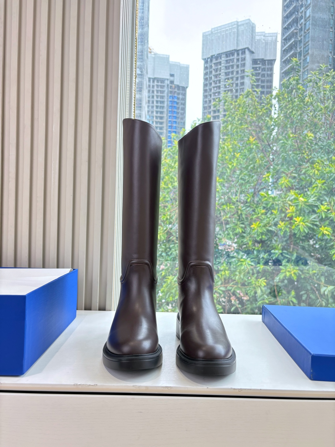 NO:559814,G588 What you see is what you get SW autumn and winter boots series!  Stuart Weitzman Cavalier Boots Flat Chelsea Booties are always available in the channel, paired with our RISE tire soles. The popular LIFT tire soles are bold in personality, handsome and rough in design, showing fashionable charm, lightweight and comfortable to fit the leg. The texture is lightweight and comfortable to fit the leg. The eye-catching thick silhouette design is matched with a series of materials to make every step you take full of fashion, functionality and influence. Upper leather lining Leather lining Outsole Original sole  Size 35-40 (40.41 customization is non-returnable and non-exchangeable), boots, stuart weitzman, boots, cowhide19860909G588所见即所得SW秋冬靴系列！Stuart Weitzman 骑士靴平底切尔西短靴渠道好货势不可挡,搭配我们的RISE轮胎鞋底 广受欢迎的LIFT轮胎鞋底个性张扬、帅气粗旷设计、尽显时尚魅力、质感轻盈且舒适贴合腿型. 质感轻盈且舒适贴合腿型,引人瞩目的粗扩廓形设计搭配一系列材质,令您的每一步均尽显时尚、功能性及影响力. 鞋面牛皮 内里皮里 大底原版鞋底 尺码35-40（40.41定制不退不换),靴子,stuart weitzman,boots,cowhide,Women's Shoes