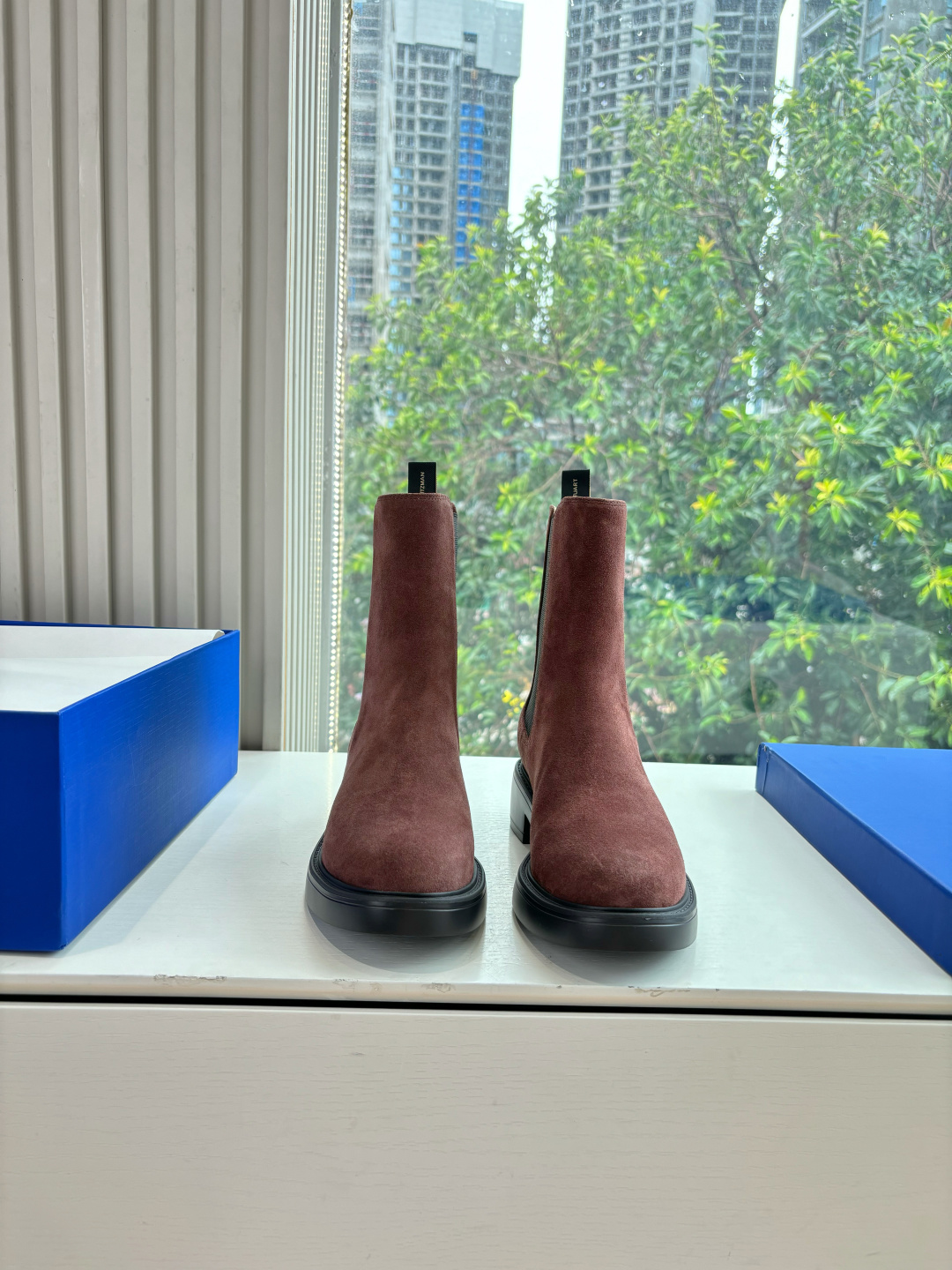 NO:559816,G588 What you see is what you get SW autumn and winter boots series!  Stuart Weitzman Cavalier Boots Flat Chelsea Booties are always available in the channel, paired with our RISE tire soles. The popular LIFT tire soles are bold in personality, handsome and rough in design, full of fashionable charm, lightweight and comfortable to fit the leg. The texture is lightweight and comfortable to fit the leg. The eye-catching thick expanded silhouette design is matched with a series of materials to make every step you take full of fashion, functionality and influence. The upper is nubuck leather and the inner lining is leather.  Original outsole, size 35-40 (40.41 customized, non-refundable and non-exchangeable), boots, stuart weitzman, boots, cowhide19860909G588所见即所得SW秋冬靴系列！Stuart Weitzman 骑士靴平底切尔西短靴渠道好货势不可挡,搭配我们的RISE轮胎鞋底 广受欢迎的LIFT轮胎鞋底个性张扬、帅气粗旷设计、尽显时尚魅力、质感轻盈且舒适贴合腿型. 质感轻盈且舒适贴合腿型,引人瞩目的粗扩廓形设计搭配一系列材质,令您的每一步均尽显时尚、功能性及影响力. 鞋面牛皮磨砂 内里皮里 大底原版鞋底 尺码35-40（40.41定制不退不换),靴子,stuart weitzman,boots,cowhide,Women's Shoes