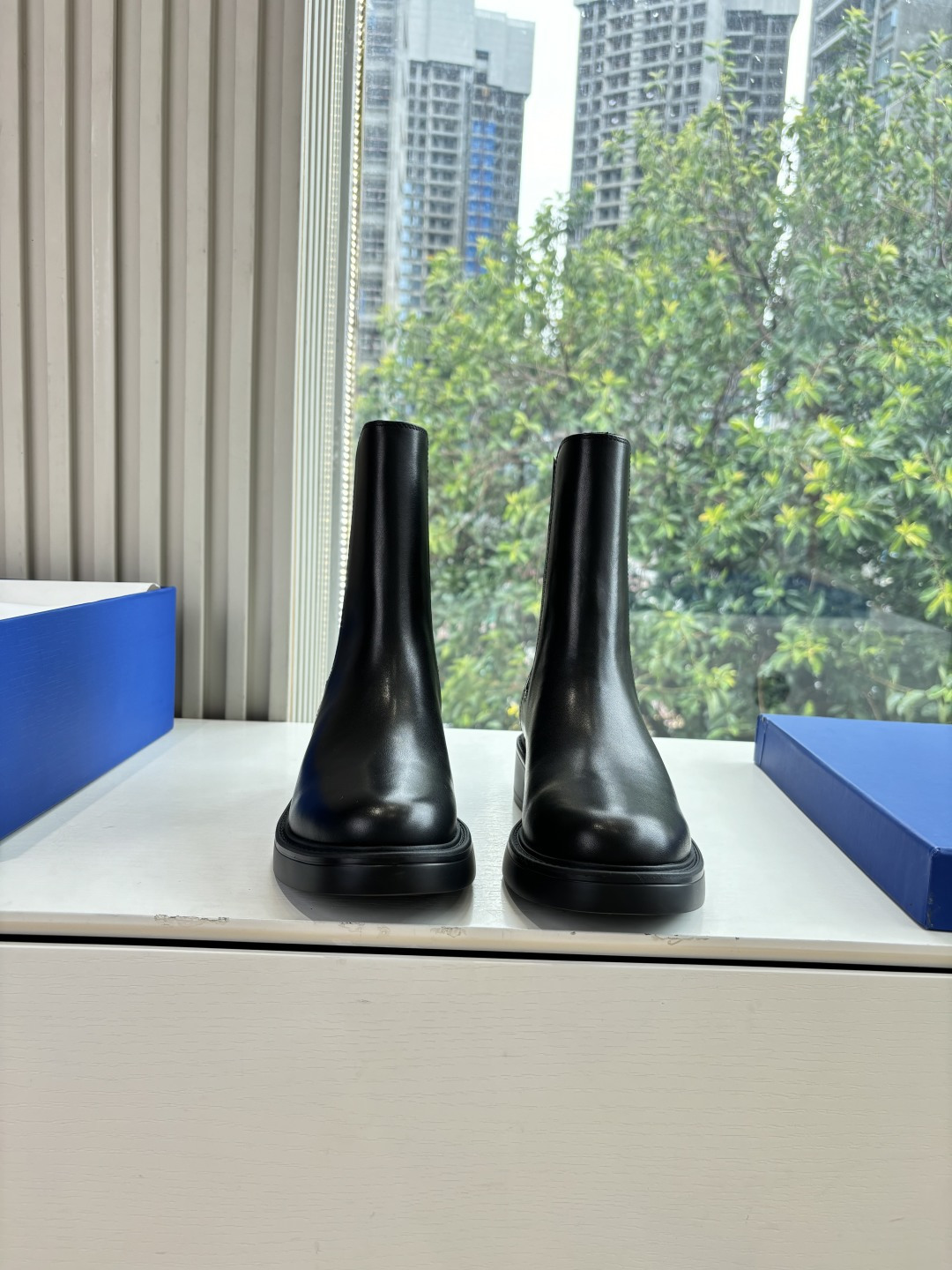 NO:559818,G588 What you see is what you get SW autumn and winter boots series!  Stuart Weitzman Cavalier Boots Flat Chelsea Booties are always available in the channel, paired with our RISE tire soles. The popular LIFT tire soles are bold in personality, handsome and rough in design, showing fashionable charm, lightweight and comfortable to fit the leg. The texture is lightweight and comfortable to fit the leg. The eye-catching thick silhouette design is matched with a series of materials to make every step you take full of fashion, functionality and influence. Upper leather lining Leather lining Outsole Original sole  Size 35-40 (40.41 customization is non-returnable and non-exchangeable), boots, stuart weitzman, boots, cowhide19860909G588所见即所得SW秋冬靴系列！Stuart Weitzman 骑士靴平底切尔西短靴渠道好货势不可挡,搭配我们的RISE轮胎鞋底 广受欢迎的LIFT轮胎鞋底个性张扬、帅气粗旷设计、尽显时尚魅力、质感轻盈且舒适贴合腿型. 质感轻盈且舒适贴合腿型,引人瞩目的粗扩廓形设计搭配一系列材质,令您的每一步均尽显时尚、功能性及影响力. 鞋面牛皮 内里皮里 大底原版鞋底 尺码35-40（40.41定制不退不换),靴子,stuart weitzman,boots,cowhide,Women's Shoes