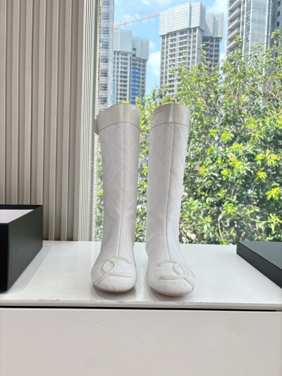 NO:559799,G988 Purchasing Level CHANEL* Xiaoxiang Autumn and Winter Chelsea Boots New Knight Boots Library Boots This knight boot is really a representative of handsome and fashionable Martin boots. Knight boots are embellished with Chanel letters on the boot shaft. They are low-key yet luxurious!  Simple, fashionable, individual and grand!  The natural and smooth beauty has a beauty that is stunning in time. You should also show off your long legs in winter~ Sheepskin upper, sheepskin lining, code number 35-39 (40 customized, non-refundable), original sole, boots, chanel, chanel, boots, sheepskin19860909G988代购级别CHANEL香奈儿*小香秋冬切尔西短靴新款骑士靴库靴这款骑士靴真的是帅气时尚的代表马丁靴骑士靴靴筒Chanel字母点缀 低调不失奢华！简约时尚个性又大气！自然流畅的美感,有种惊艳了时光的美感,冬日也要展现大长腿～ 鞋面羊皮 内里羊皮 码数35-39（40定制不退换） 鞋底原版鞋底,靴子,chanel,chanel,boots,sheepskin,Women's Shoes