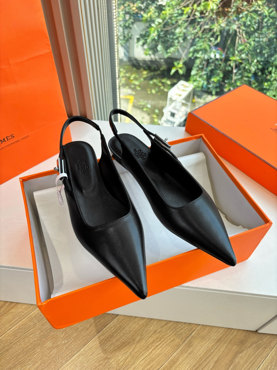 NO:559790,Top quality G393 WYSIWYG top quality Hermes spring and summer latest kelly buckle fashion Mary Jane loafers, classic version, paired with the highly recognizable Majia upper, super versatile, good-looking and fashionable, many celebrity Internet celebrities have planted grass, a must-have in spring and summer, casual, comfortable and high-end Mary Jane loafers, imported cowhide on the upper, sheepskin lining, Italian genuine leather outsole, size 35-41 (40)  41 Customized (non-refundable), sandals, hermes, hermes, loafers, sandals, mary jane, cowhide, sheepskin, Leather soles19860909顶级品质G393所见即所得顶级品质Hermes爱马仕春夏最新kelly扣时装玛丽珍乐福鞋经典的版型 搭配极具辨识度的马家上脚超级百搭好看时髦 超多明星网红种草 春夏必备 随意舒适高级感玛丽珍乐福鞋 鞋面对版进口牛皮 内里羊皮 鞋底意大利真皮大底 码数35-41（40 41定做不退换）,凉鞋,hermes,hermes,loafers,sandals,mary jane,cowhide,sheepskin,Leather soles,Women's Shoes