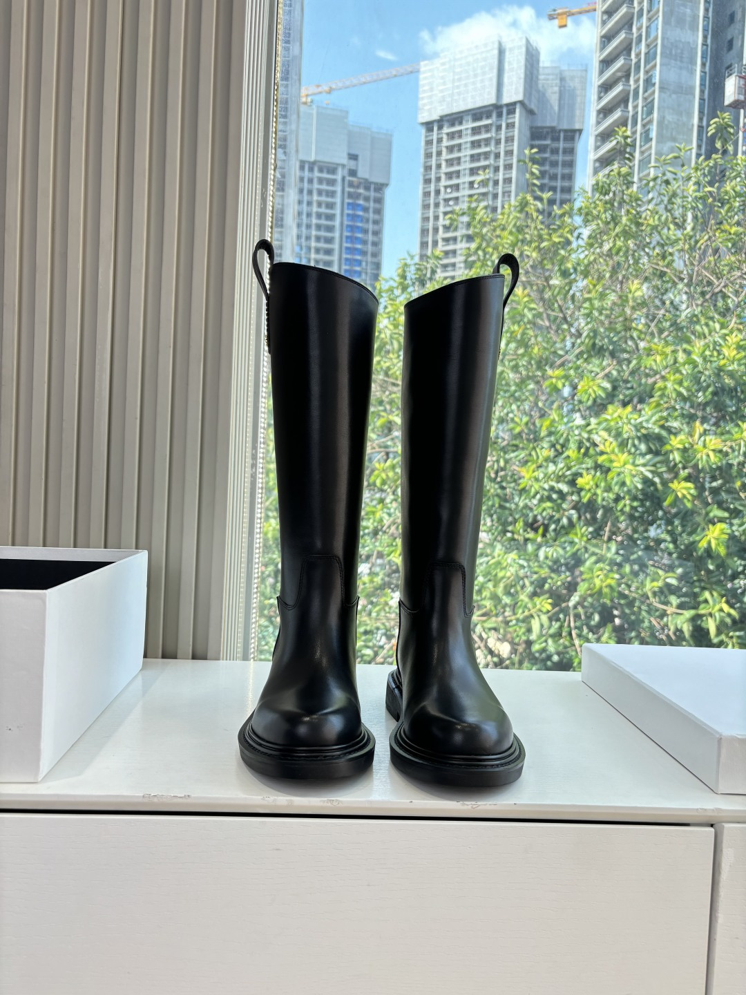 NO:559796,G067 top quality Celine long knight boots CELINE Celine 2025 autumn and winter new Yang Mi same style knight boots Arc de Triomphe British style short boots are simple, fashionable and timeless. They are classics that will never fade away in the fashion circle. The retro British style allows you to wear a different temperament. Matching logo fabric 1:1 customized silk cowhide (correct version) Sheepskin lining inner sole original molded sole  Size 35-39# (40#41 is custom-made and cannot be returned or exchanged), boots, celine, celine, boots, cowhide, sheepskin19860909G067顶级品质赛琳长筒骑士靴 CELINE塞琳 2025秋冬新款杨幂同款骑士靴 凯旋门英伦风短靴简约大气时髦耐看不过时是时尚圈永不退潮的经典所在,复古的英伦风格,让你穿出不一样的气质对版logo 面料1:1定制丝绸牛皮(正确版) 内里羊皮内里 鞋底原版开模鞋底 码数35-39#（40#41订做不退换）,靴子,celine,celine,boots,cowhide,sheepskin,Women's Shoes