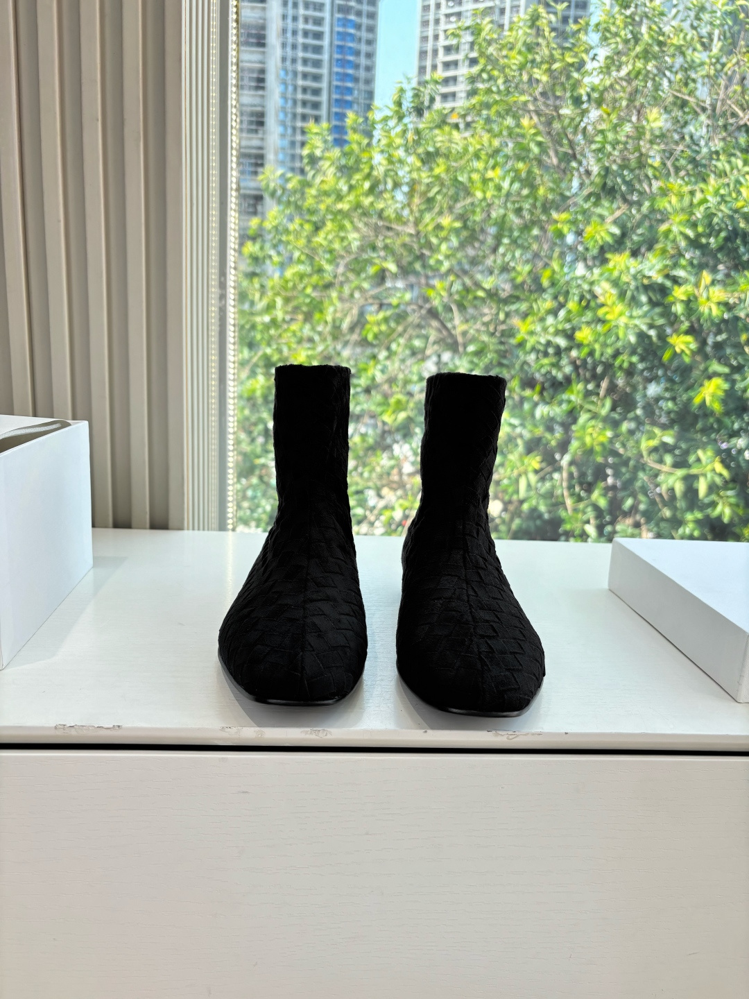 NO:558667,G679The Row hand-knitted flat short boots outline a silent sense of luxury with a minimalist attitude and become a tacit understanding for those who understand quality. The round toe design is a gentle footnote and is suitable for every foot type. The short boot leg neatly wraps the ankle. The line extends from the toe to the boot collar. There is no unnecessary decoration but a sculptural silhouette - this is The Row's signature aesthetic. It is a 'universal match' in the wardrobe. Water-dyed cowhide lining. Injection-molded leather outsole.  Size 35-39 (40.41 customized), boots, cowhide, Leather soles19860909G679The Row手工编织平底短靴 以极简之姿勾勒出静默的高级感 成为懂质感者的足下默契. 圆头设计是温柔的注脚 适合每种脚型 短靴筒利落包裹脚踝 线条从鞋头延伸至靴口 没有多余装饰却自带雕塑般的轮廓感—— 这正是The Row的标志性美学 它是衣橱里的“万能搭” 水染牛皮内里 大底注塑真皮大底 码数35-39（40.41 定制）,靴子,boots,cowhide,Leather soles,Women's Shoes