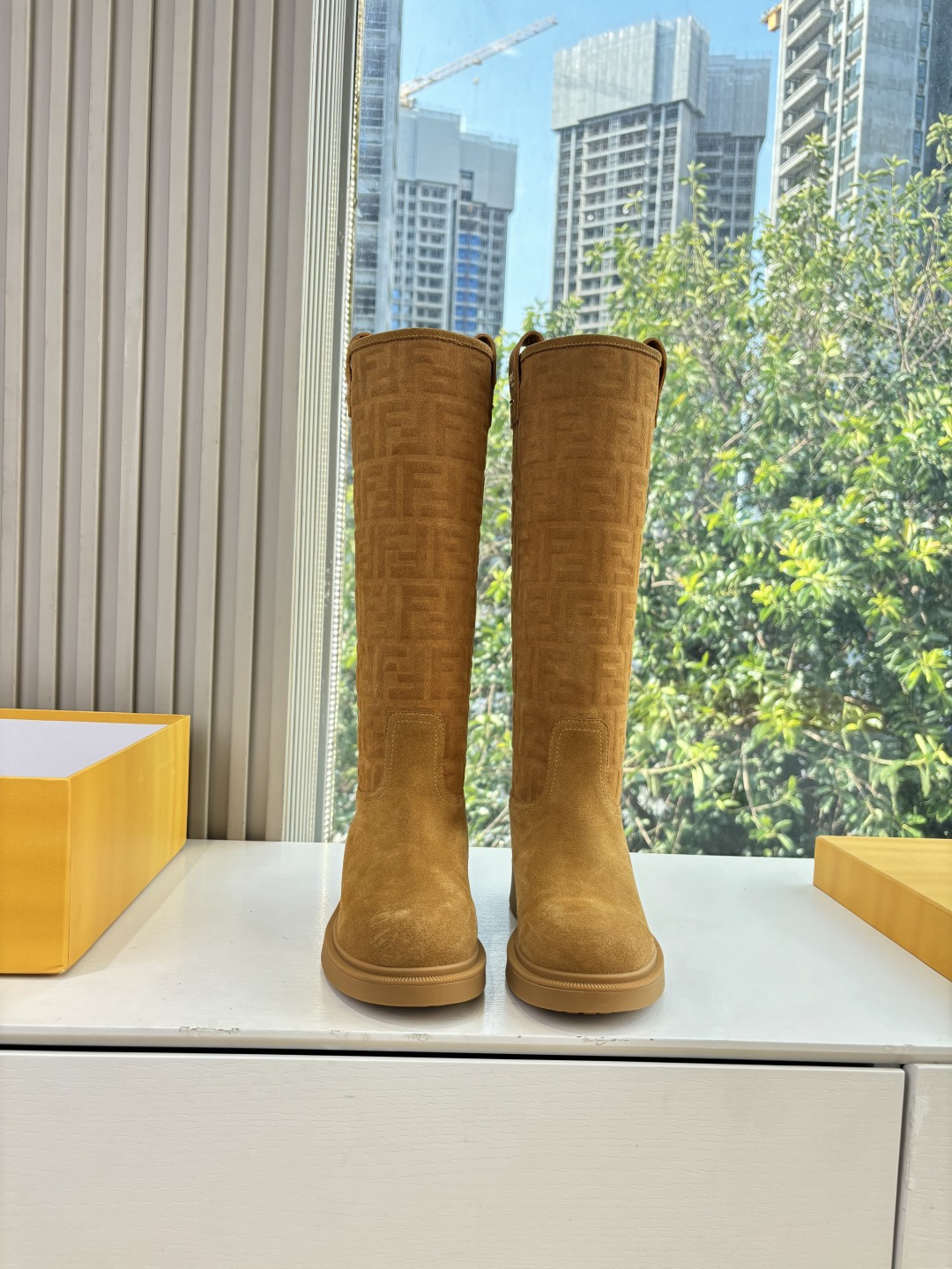 NO:559793,G036 What you see is what you get FENDI Fendi 25 new autumn and winter short boots, high boots, knight boots YYDS→_→ FD has released beautiful boots again. High-grade suede cowhide fabric, classic FF presbyopic high-grade special embossing. Original molded split hardware. The motorcycle boots are fashionable and avant-garde, very comfortable on the feet, sheepskin lining, original TPU outsole 3.5CM high  The original set is very beautiful, fried chicken on the feet will make you look slimmer, a must-have item in winter. Imported matte fabric, sheepskin lining, TPU sole, size 35-40 (40 customized, non-returnable, non-exchangeable), boots, fendi, fendi, boots, cowhide, sheepskin19860909G036所见即所得FENDI芬迪 25新秋冬短靴 高筒靴 骑士靴 YYDS→_→ FD又出美靴啦 高级反绒牛皮面料,经典FF老花高级特殊压印 开模原版分体五金 机车靴造型时尚前卫,上脚非常舒适、内里羊皮 、TPU原版大底 3.5CM高 原版全套极好看,上脚炒鸡显瘦呀,冬季必备决绝子单品 面料进口磨砂 内里羊皮 鞋底tpu鞋底 尺码35-40(40定制不退不换),靴子,fendi,fendi,boots,cowhide,sheepskin,Women's Shoes