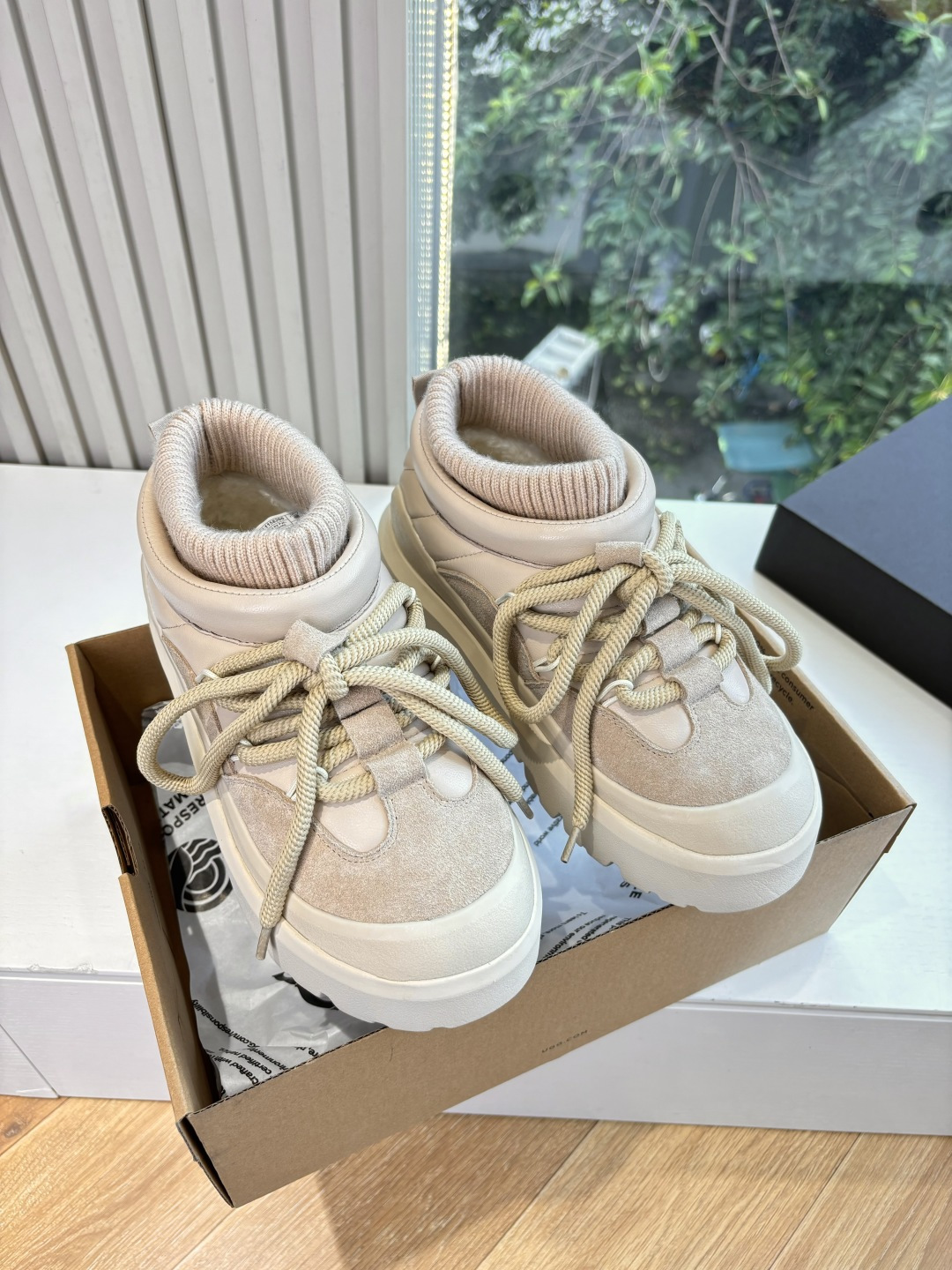 NO:559787,ugg WYSIWYG top quality G317 WYSIWYG UGG autumn and winter new couple series cotton shoes, snow boots and cotton shoes are the leading brand of cotton shoes. This new pair also continues its consistent concept of comfort. It is light and comfortable on the feet, as if you are stepping on clouds. Moreover, its soles are made of EVA material, which is non-slip and wear-resistant. It is stable whether you are walking or running. You no longer have to worry about tired feet from walking!  In addition to comfort, the design of this new pair is also super fashionable!  The simple lines and smooth tailoring can be matched with both casual wear and formal occasions. Moreover, the plush decoration on the upper is the finishing touch, making the whole pair look more cute and playful. It is definitely a must-have item for trendy women!  Matte cowhide upper, wool lining, code number 35-45 (please note men and women when ordering at 39.40, 45 is custom-made, non-refundable and non-exchangeable), furry shoes, snow boots, boots, cowhide19860909ugg所见即所得顶级品质G317所见即所得UGG秋冬新款情侣系列棉鞋雪地靴棉鞋作为的领军品牌,这双新款同样延续了其一贯的舒适理念,穿在脚上轻盈自在,仿佛踩在了云朵上一般.而且,它的鞋底采用EVA材质,防滑耐磨,不管是走路还是跑步都稳稳当当的,再也不用担心走路累脚啦！ 除了舒适度,这双新款的设计也是超级时尚的！ 简约的线条和流畅的剪裁,既能搭配休闲装,也能hold住正式场合 而且,鞋面上的绒毛装饰更是点睛之笔,让整双看起来更加可爱俏皮,绝对是潮女们的必备单品！ 鞋面磨砂牛皮 内里羊毛 码数35-45(39.40下单备注男女,45定制不退不换),毛毛鞋雪地靴,boots,cowhide,Women's Shoes