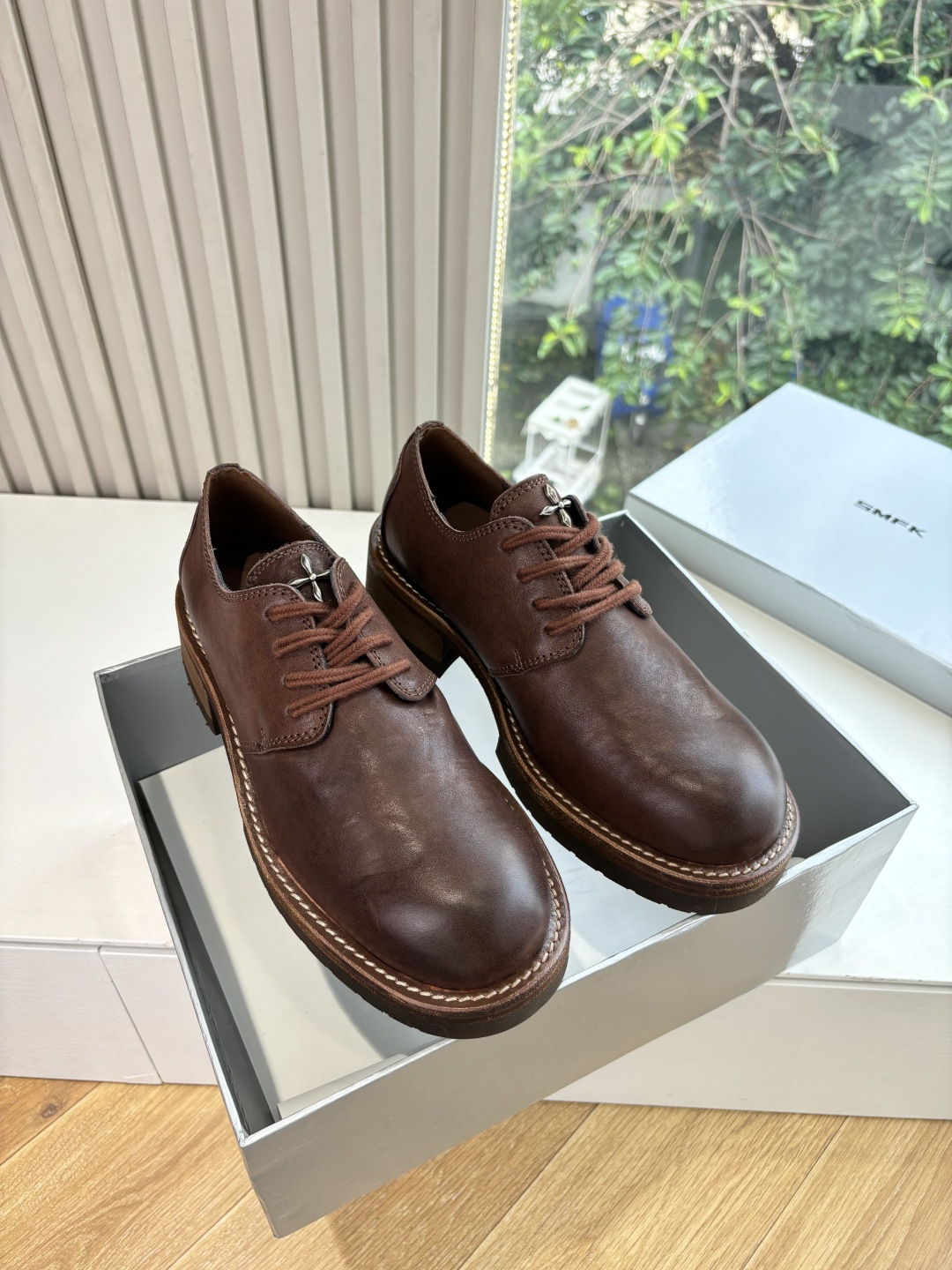 NO:559798,G261 WYSIWYG washed SMFK cross new boots. Who knows the gold content of knight boots? A touch of yellow in autumn, if you like it, it is actually a very handsome upgraded version of rhubarb boots. This pair of boots is a very textured oil wax yellow and is made of horsehide fabric. The soles of the boots are fixed and stitched using Goodyear technology, which can extend the service life of the boots. The side zipper is easy to put on and take off, and it is comfortable to wear. Mainly because it is worn on the upper foot, it really shows the slender legs. It looks particularly handsome when paired with a dark coat and sweatshirt in autumn and winter.  Fabric imported cowhide, lining cowhide, sole original mold, size 35-41 (40.41 customized, non-returnable, non-exchangeable), boots loafers, loafers, boots, hoodie, sweatshirts, jackets & coats, cowhide19860909G261所见即所得水洗SMFK十字架新款靴子含金量谁懂骑士靴秋天里的一抹黄,如若你喜欢,其实它很帅升级版的大黄靴 这双靴子是很有质感的油蜡黄色 配合马皮面料制作而成 靴底使用固特异工艺进行固定缝合 可以延长靴子使用年限,侧边拉链穿脱方便,穿着也舒适 主要是上脚穿真的显腿细,搭配秋冬深色外套卫衣特别出彩帅气 面料进口牛皮 内里牛皮 鞋底原版开模 尺码35-41(40.41定制不退不换),靴子乐福鞋,loafers,boots,hoodie,sweatshirts,jackets & coats,cowhide,Women's Shoes