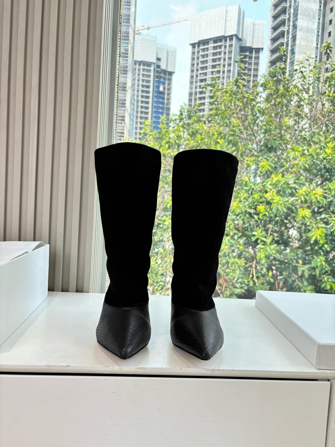 NO:559789,G213 What you see is what you get JACQUEMU* Chelsea boots single product. Simple lines outline a fashionable silhouette. Thin heels add elegant tension. Slip-on design is suitable for casual daily life. Brings South French fashion genes. It is the focus of the street when you put it on. Easily control the high-end relaxation. Nubuck leather upper, leather lining, genuine leather outsole. Heel height 3cm. Size 35-39 (40.41 fixed), boots, boots, Leather soles19860909G213所见即所得JACQUEMU* 切尔西靴单品 简约线条勾勒时髦轮廓 细跟增添优雅张力 一脚蹬设计适配随性日常 自带南法时尚基因 穿上就是街头焦点 轻松拿捏高级松弛感  鞋面磨砂皮 内里皮里 鞋底真皮大底 跟高3cm 尺码35-39（40.41定）,靴子,boots,Leather soles,Women's Shoes