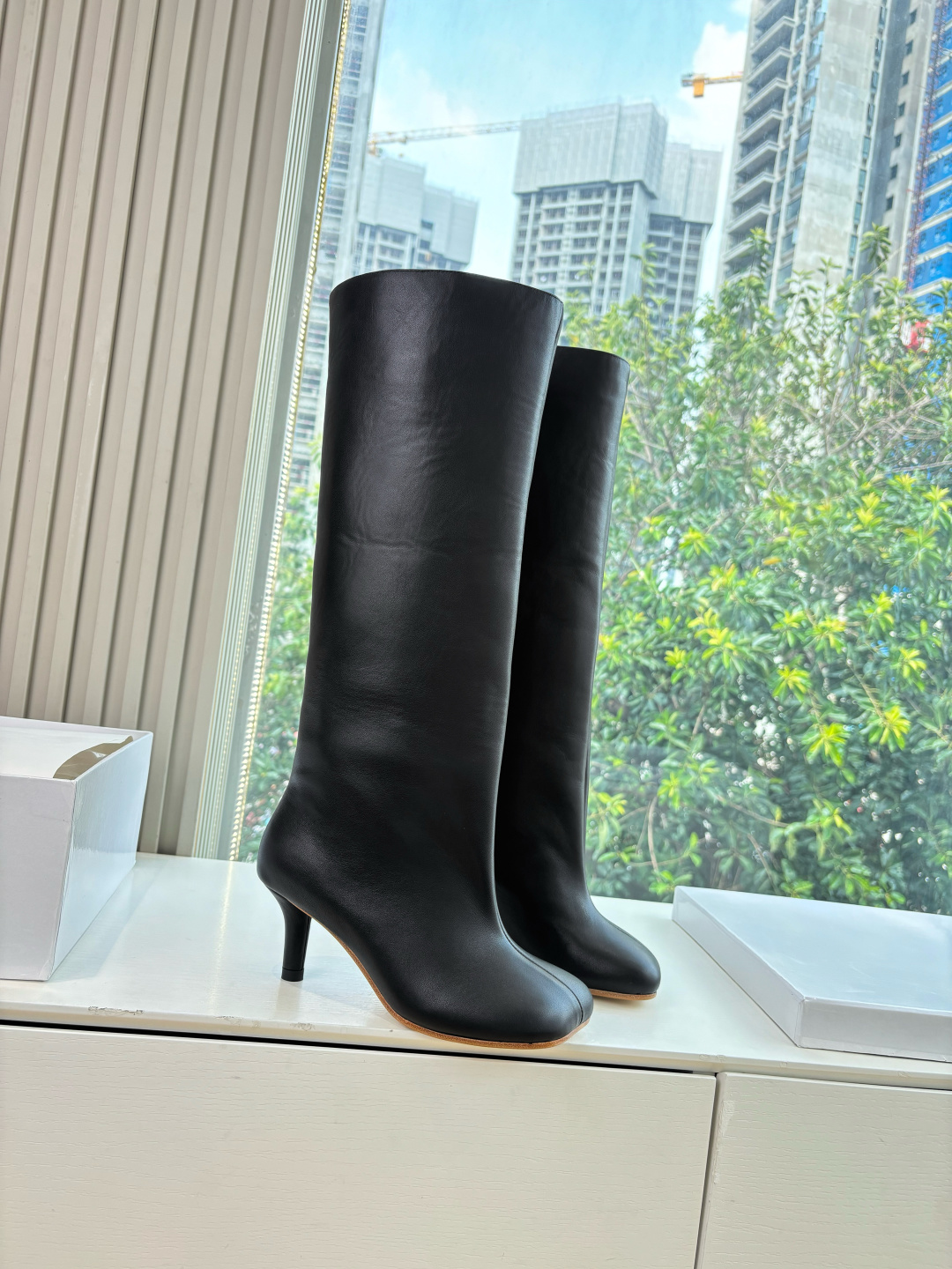 NO:559781,G077 purchasing agent level Maison Margiela genuine leather wide straight boots no more than the knee 2025 autumn and winter new stiletto high boots MM6 tabi split-toe shoes and boots 2025 autumn and winter new products highest version buyer purchasing 1:1 perfect replica split-toe tabi boots original molded double-layer genuine leather soles original set-lasted shoes are very generous and can be easily matched with various styles The good news for short legs The upper body instantly becomes longer legs  The upper feet are not constrained by routine, and you can be yourself as you like~ The upper feet are soft and comfortable. The uppers are imported original genuine leather. The lining is original genuine leather. The outsole is original Italian double-layer genuine leather sole. Size35-39 (40 customization is non-refundable and non-exchangeable), boots, masion margiela, boots19860909G077代购级别 Maison Margiela 玛吉拉真皮宽筒直筒长靴不过膝 2025秋冬新细高跟高筒靴 MM6家tabi分趾鞋靴2025秋冬新品最高版本买手代购1:1完美复刻分趾tabi靴原版开模双层真皮鞋底 原版套楦鞋型很大方 搭配各种风格都轻松驾驭 小短腿的福音 上身瞬间秒变大长腿 上脚不被常规所拘束,随心所欲做自己～上脚炒鸡柔软舒适 鞋面进口原版真皮 内里原版真皮 大底原版意大利双层真皮底跟 Size35-39（40定制不退不换）,靴子,masion margiela,boots,Women's Shoes