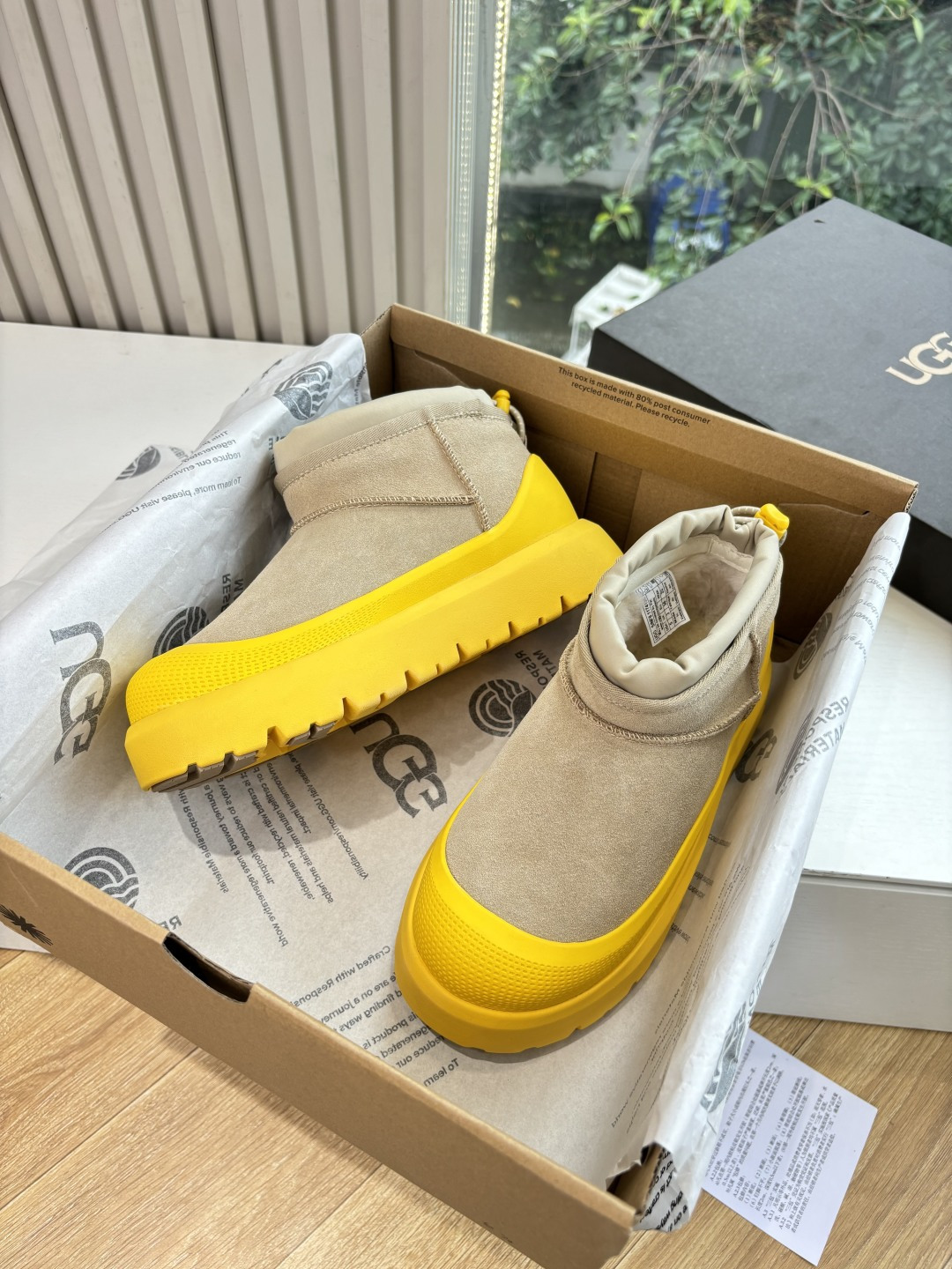 NO:559795,ugg WYSIWYG top quality G317 WYSIWYG UGG autumn and winter new couple series cotton shoes, snow boots and cotton shoes are the leading brand of cotton shoes. This new pair also continues its consistent concept of comfort. It is light and comfortable on the feet, as if you are stepping on clouds. Moreover, its soles are made of EVA material, which is non-slip and wear-resistant. It is stable whether you are walking or running. You no longer have to worry about tired feet from walking!  In addition to comfort, the design of this new pair is also super fashionable!  The simple lines and smooth tailoring can be matched with both casual wear and formal occasions. Moreover, the plush decoration on the upper is the finishing touch, making the whole pair look more cute and playful. It is definitely a must-have item for trendy women!  Matte cowhide upper, wool lining, code number 35-45 (please note men and women when ordering at 39.40, customization at 45 is non-refundable and non-exchangeable), snow boots, boots, cowhide19860909ugg所见即所得顶级品质G317所见即所得UGG秋冬新款情侣系列棉鞋雪地靴棉鞋作为的领军品牌,这双新款同样延续了其一贯的舒适理念,穿在脚上轻盈自在,仿佛踩在了云朵上一般.而且,它的鞋底采用EVA材质,防滑耐磨,不管是走路还是跑步都稳稳当当的,再也不用担心走路累脚啦！ 除了舒适度,这双新款的设计也是超级时尚的！ 简约的线条和流畅的剪裁,既能搭配休闲装,也能hold住正式场合 而且,鞋面上的绒毛装饰更是点睛之笔,让整双看起来更加可爱俏皮,绝对是潮女们的必备单品！ 鞋面磨砂牛皮 内里羊毛 码数35-45(39.40下单备注男女,45定制不退不换),雪地靴,boots,cowhide,Women's Shoes