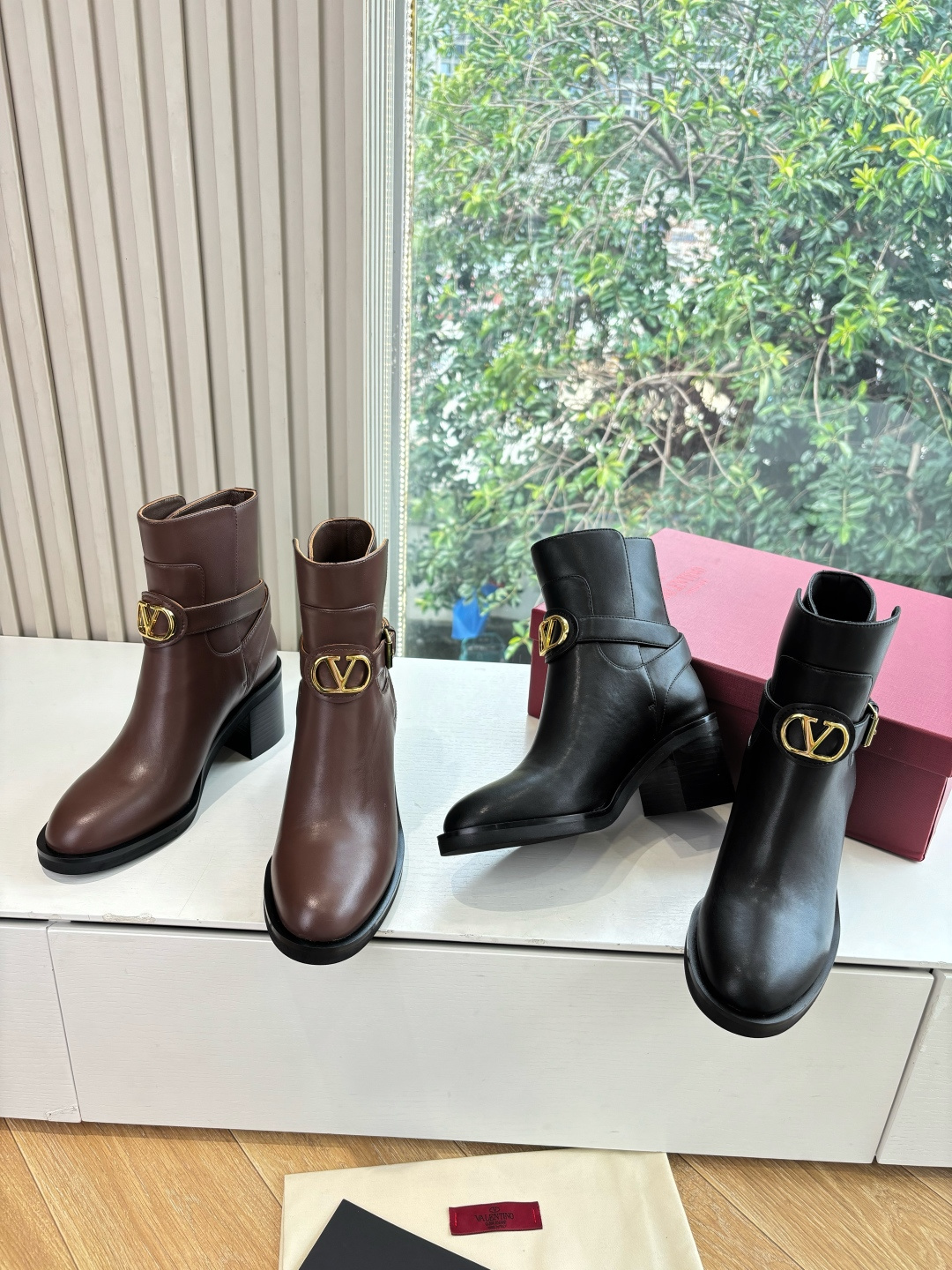 G678新款华伦天奴VALENTINO切尔西短靴饰带配以复古黄铜做旧效果VLOGO SIGNATURE搭扣开合 VALE