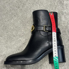G678新款华伦天奴VALENTINO切尔西短靴饰带配以复古黄铜做旧效果VLOGO SIGNATURE搭扣开合 VALE G678新款华伦天奴VALENTINO切尔西短靴饰带配以复古黄铜做旧效果VLOGO SIGNATURE搭扣开合 VALE