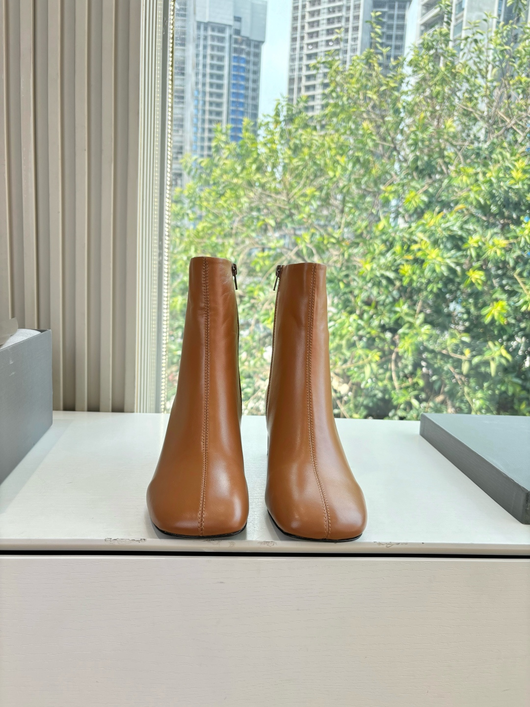 NO:559792,What you see is what you get G213 top version Balenciaga | Chelsea boots New autumn and winter couple high-top single shoes Chelsea style, a new perspective on black and versatile classic color. Brand logo on the toe of the outsole. Imported cowhide on the upper. Cowhide lining on the inside. Outsole genuine leather sole. Size women's 35-40 (customized for 40, non-refundable and non-exchangeable), boots, balenciaga, boots, cowhide19860909所见即所得G213顶级版本  巴黎世家|切尔西靴全新秋冬情侣高帮单鞋切尔西风格,以崭新视角演绎黑色百搭经典配色 大底鞋头处有品牌logo 鞋面进口牛皮 内里牛皮内里 大底真皮鞋底 Size女35-40 (40定制不退不换),靴子,balenciaga,boots,cowhide,Women's Shoes