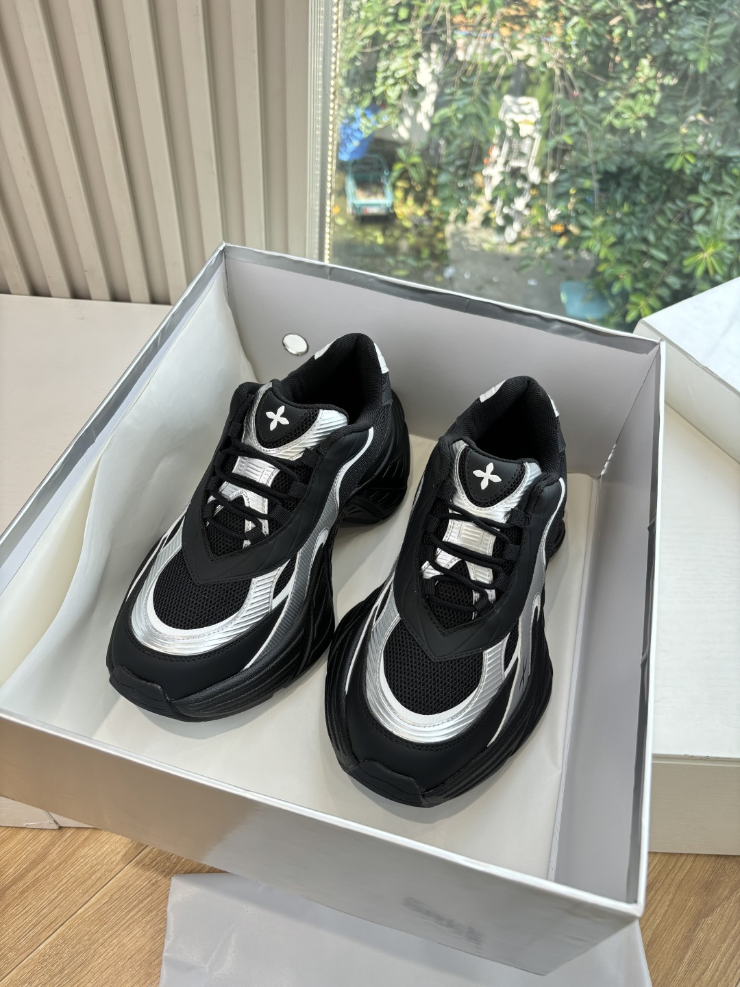 NO:559774,What you see is what you get G178 top version of SMFK cross 2025 early spring new thick-soled sports shoes, the best in the counters, the texture is full of excitement at first glance, the upper foot is incomparably higher, you can enter it with your eyes closed, one of the very fashionable items. Many Internet celebrity bloggers and celebrities wear SMFK sports shoes. The more you look at them, the more you look at them. They are super versatile. The fabric is original cowhide material, the inner lining is leather, and the sole is the original molded sole.  Size 35-39# (40# custom-made, non-refundable), casual shoes/sports shoes, sneakers, cowhide19860909所见即所得G178顶级版SMFK十字2025早春新款厚底运动鞋专柜断货王,一眼心动质感拉满,上脚无敌增高,闭眼可入,非常时髦的单品之一超多网红博主、明星都穿SMFK的运动鞋,真的是越看越上头超级百搭 面料原版牛皮材质 内里皮里 鞋底原版开模鞋底 码数35-39#（40#订做不退换）,休闲鞋/运动鞋,sneakers,cowhide,Women's Shoes