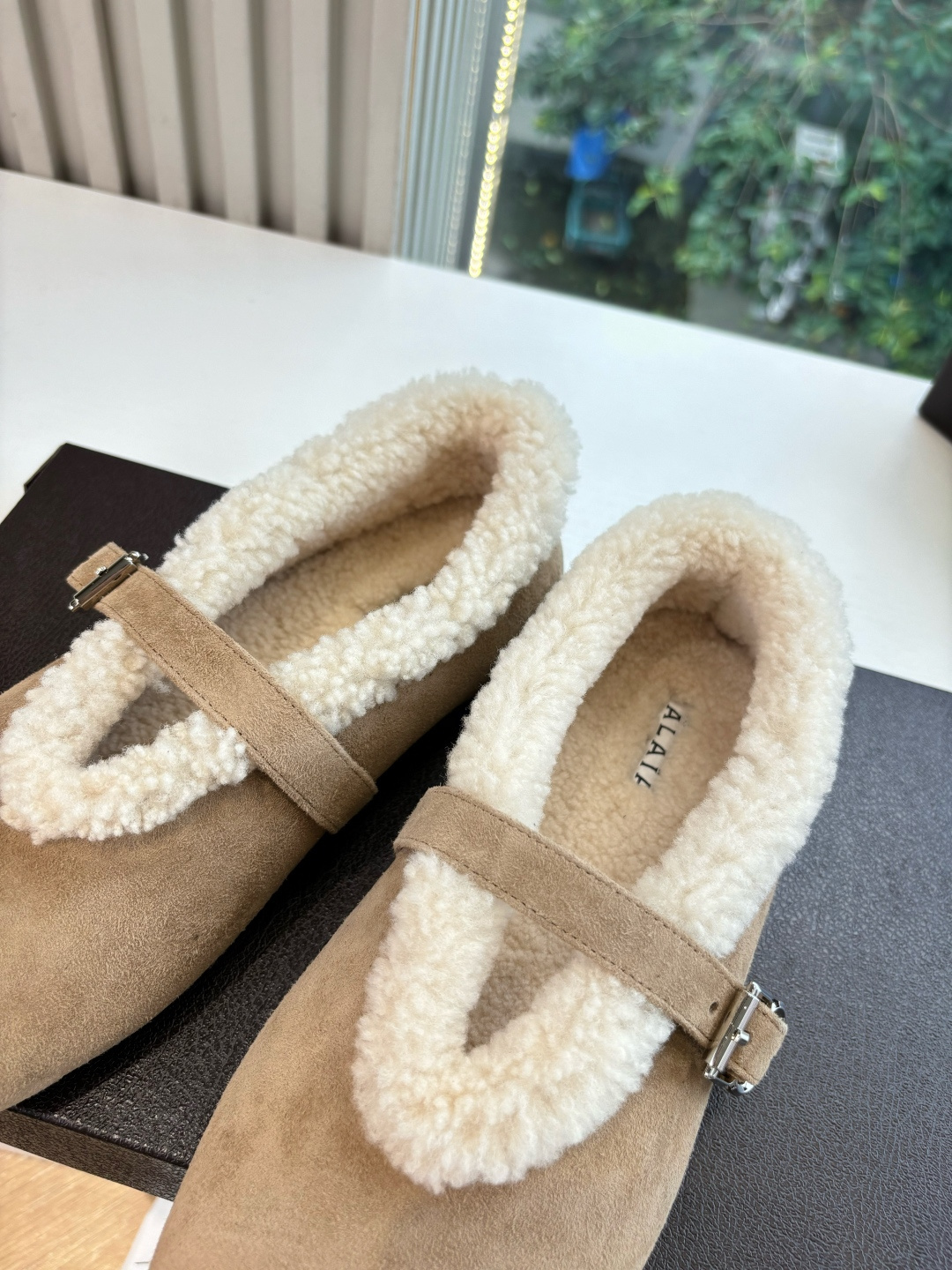 所见即所得G002代购级别原版购入法国一线奢侈品牌ALAIA 阿莱亚秋冬天真的要来咯!羊羔绒鞋~ Alaia奶呼呼的秋冬 所见即所得G002代购级别原版购入法国一线奢侈品牌ALAIA 阿莱亚秋冬天真的要来咯!羊羔绒鞋~ Alaia奶呼呼的秋冬