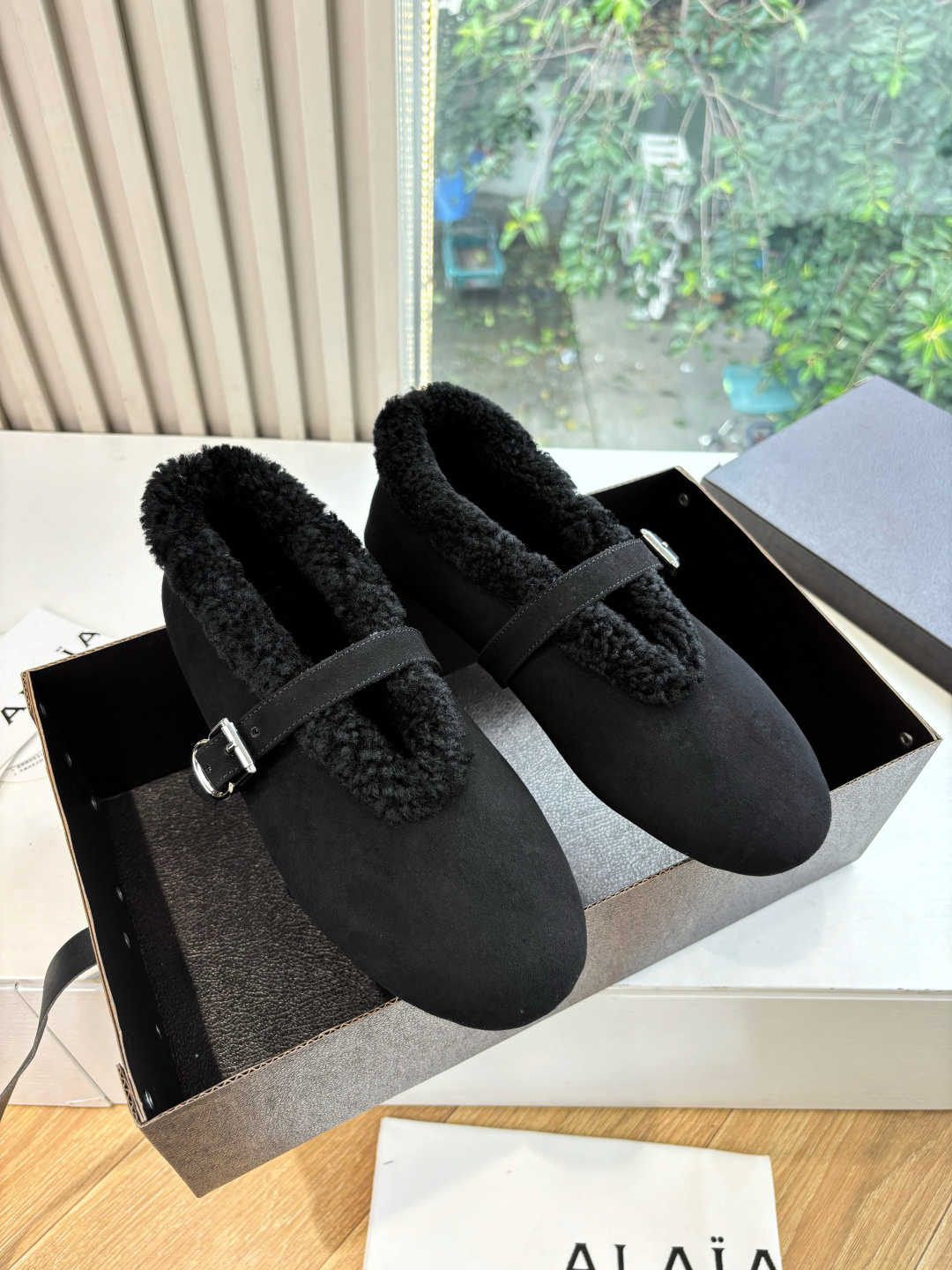 NO:559783,WYSIWYG G002 Purchasing Level Original Edition Purchased from French first-line luxury brand ALAIA Autumn and winter are really coming!  Lamb Velvet Shoes ~ Alaia's milky autumn and winter items, who hasn't owned #Alaia Alaia 2025 dancing shoes and cotton shoes? The ALAIA brand comes from its founder, Azzedine Alaia, the founder of the 'super tight and sexy' trend in the 1980s, known as the 'King of cling'. He is one of the most legendary designers in the fashion industry. Azzedine Alaia cleverly exaggerates the sexy side, and is sober, cautious and modern. Alaia  The design elements continue to appear on the runways of major brands. The style of the Alaia brand is just like its fashion, sexy and modern. The fabric is imported nubuck leather. The outsole is imported wool. Size 35-39 (40.41. Customized)/normal size. Original packaging, fur shoes, alaia19860909所见即所得G002代购级别原版购入法国一线奢侈品牌ALAIA 阿莱亚秋冬天真的要来咯！羊羔绒鞋～ Alaia奶呼呼的秋冬单品,是谁还没有拥有#Alaia阿莱亚2025跳舞鞋棉鞋、ALAIA品牌源自其创始人,Azzedine Alaia是上世纪80 年代“超紧身性感”风潮的创始人,被称作“King of cling”, 他是时尚界最传奇的设计师之一.Azzedine Alaia 聪明地将性感一边更夸张,既清醒谨慎摩登这些 Alaia 的设计元素仍不断出现在各大品牌的秀台上.Alaia品牌的风格一如其时装,性感而又摩登 面料进口磨砂皮 大底进口羊毛 码数35-39（40.41.定做）/正常尺码 原版包装,毛毛鞋,alaia,Women's Shoes