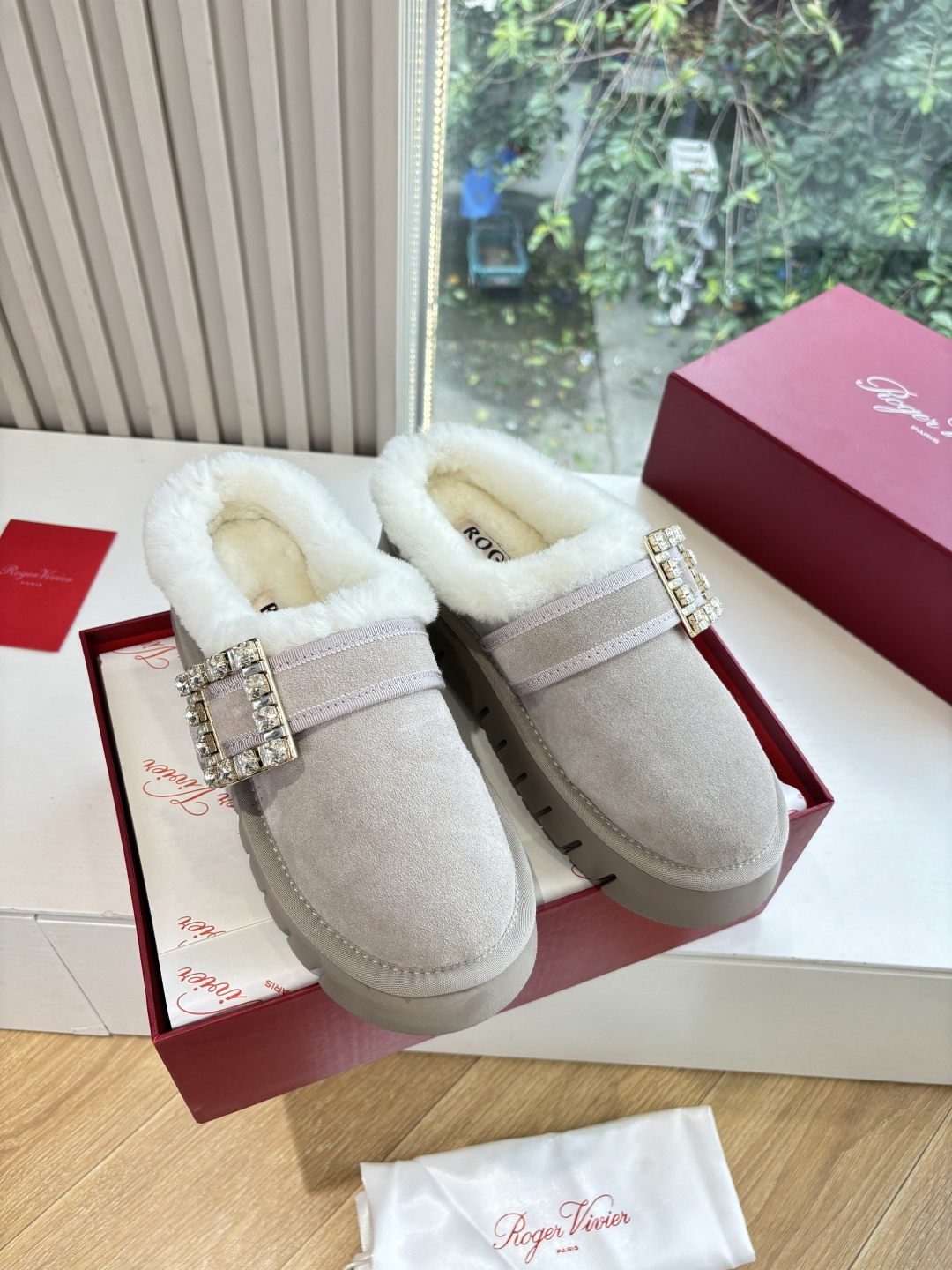 NO:559780,G988 WYSIWYG Roger Vivier/RV25ss new pair of snow boots is an indispensable fashion item in your shoe cabinet. It combines retro and modern elements. The bright rhinestones on the upper are like stars in the night sky. Every step sparkles with dazzling light and instantly becomes the focus of the crowd. Pair it with jeans for a casual daily style or with small suit pants for formal occasions. It can be easily worn and suitable for various styles. The fabric is made of original customized leather and imported wool inside.  Original molded outsole size 35-39 (customized 40/41), snow boots, roger vivor, boots, jeans, business suit19860909G988所见即所得Roger Vivier/ RV25ss新品雪地靴对是你鞋柜中不可缺少的时髦担当融合了复古与现代的元素鞋面上那璀璨的水钻 宛如夜空中的繁星 每一步都闪烁着耀眼光芒 瞬间成为人群焦点. 搭配牛仔裤打造休闲日常风 还是搭配小西装裤出席正式场合 它都能轻松驾驭 适配各种风格的你. 面料采用原版定制皮料 内里进口羊毛 鞋底原版开模大底 size35-39（40/41定制）,雪地靴,roger vivier,boots,jeans,business suit,Women's Shoes