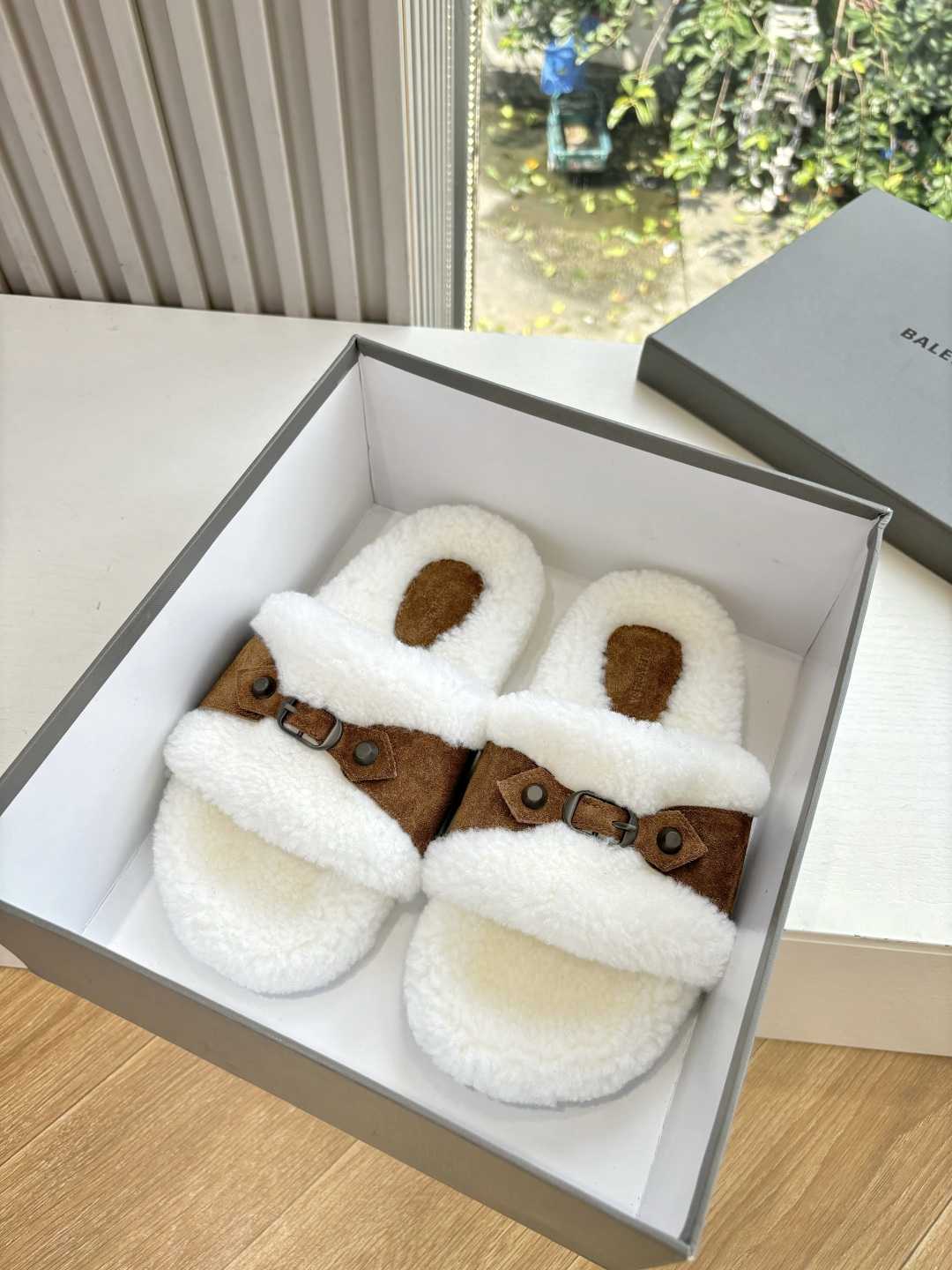 NO:559777,G021 purchasing agent level Balenciaga 25FW wool slippers and cotton shoes, please look for the higher version. These boots are unique in design, with straps and belt elements as highlights. Not only can the boots fit firmly on the feet, but the tightness can also be adjusted at will. In terms of detail processing, the brand's iconic old hardware runs throughout, cleverly creating a retro wear effect, highlighting individual attitude, and paired with thick toothed rubber soles. It not only ensures the comfort of wearing, but also strengthens the overall sense of fashion and design. It is undoubtedly a fashion item not to be missed this season. It will add a unique charm to fashion lovers' outfits and lead a new round of fashion. Boot height, nubuck leather upper, wool lining Size 35-40 (40. Customized, non-returnable and non-exchangeable), furry shoes and slippers, balenciaga, balenciaga, boots, slippers19860909G021代购级别Balenciaga巴黎世家25FW毛拖鞋棉鞋请认准高版本 这款靴子在设计上独具匠心 以绑带与皮带元素作为亮点 不仅能将靴子稳固贴合于足部 更可随心调节松紧 在细节处理上 品牌标志性的做旧五金件贯穿始终 巧妙营造出复古磨损效果,彰显个性态度搭配厚实的齿状橡胶鞋底 既保证了穿着的舒适度,又强化了整体的时尚感与辦识度无疑是本季不容错过的时尚单品,它将为时尚爱好者们的穿搭增添别样魅力,引领新一轮的潮流风尚 靴筒高度 鞋面磨砂皮 内里羊毛 尺码35-40(40.定制不退不换),毛毛鞋拖鞋,balenciaga,balenciaga,boots,slippers,Women's Shoes