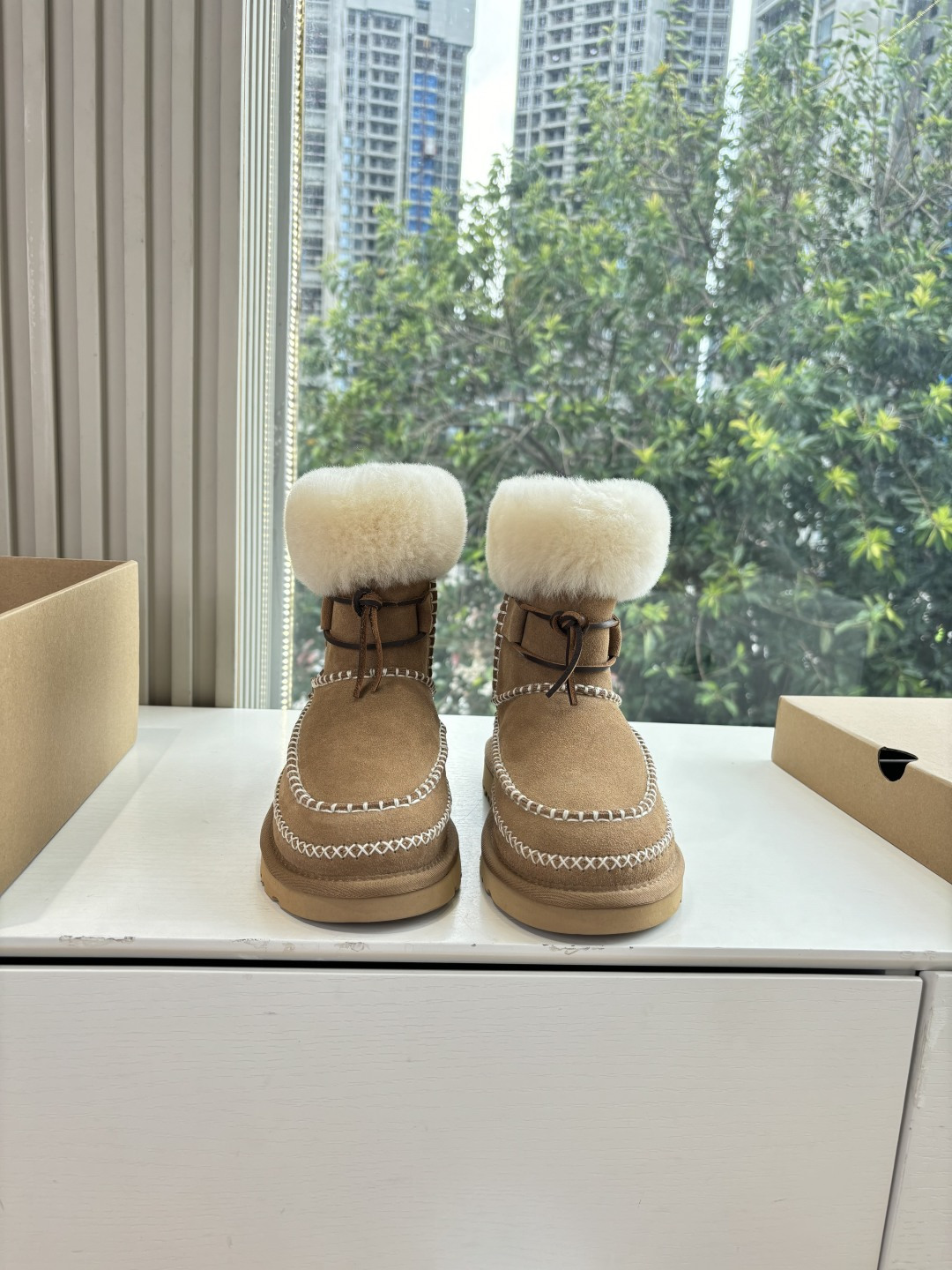 NO:681465,(Top version) ugg WYSIWYG top quality WYSIWYG UGG autumn and winter new couple series cotton shoes, snow boots and cotton shoes. As the leading brand of cotton shoes, this new pair also continues its consistent concept of comfort. It is light and comfortable on the feet, as if you are stepping on clouds. Moreover, its soles are made of EVA material, which is non-slip and wear-resistant. It is stable whether you are walking or running. You no longer have to worry about tired feet from walking!  In addition to comfort, the design of this new pair is also super fashionable!  The simple lines and smooth tailoring can be matched with both casual wear and formal occasions. Moreover, the plush decoration on the upper is the finishing touch, making the whole pair look more cute and playful. It is definitely a must-have item for trendy women!  Nubuck cowhide upper, wool lining, yardage 35-40 (custom order of 40 is non-refundable and non-exchangeable) Buy now, semi-smooth fur shoes, boots, cowhide19860909（顶级版本） ugg所见即所得顶级品质所见即所得UGG秋冬新款情侣系列棉鞋雪地靴棉鞋作为的领军品牌,这双新款同样延续了其一贯的舒适理念,穿在脚上轻盈自在,仿佛踩在了云朵上一般.而且,它的鞋底采用EVA材质,防滑耐磨,不管是走路还是跑步都稳稳当当的,再也不用担心走路累脚啦！ 除了舒适度,这双新款的设计也是超级时尚的！ 简约的线条和流畅的剪裁,既能搭配休闲装,也能hold住正式场合 而且,鞋面上的绒毛装饰更是点睛之笔,让整双看起来更加可爱俏皮,绝对是潮女们的必备单品！ 鞋面磨砂牛皮 内里羊毛 码数35-40(40下单定制不退不换) 立即抢购,半拖毛毛鞋,boots,cowhide,Women's Shoes