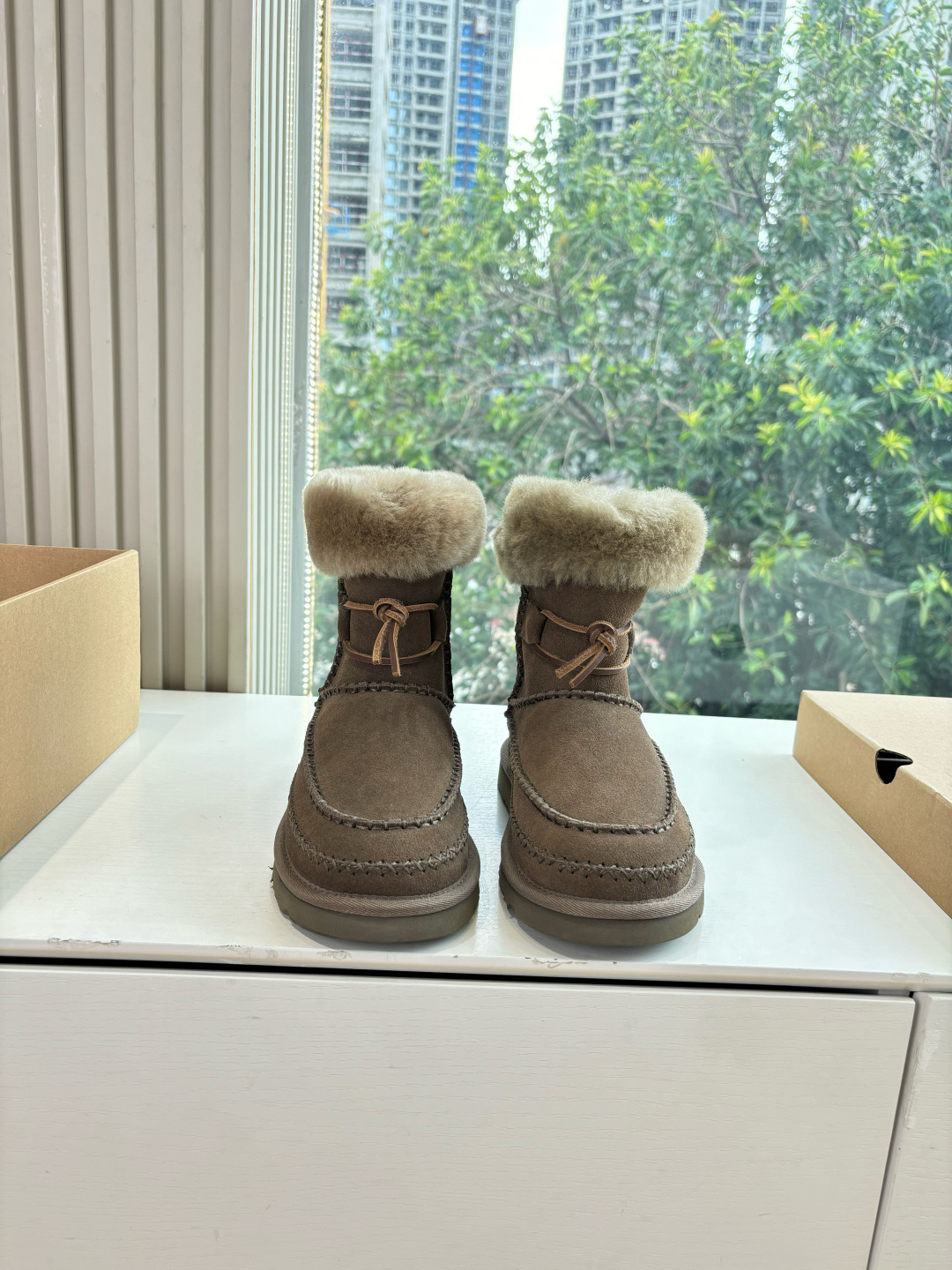 NO:681470,(Top version) ugg WYSIWYG top quality WYSIWYG UGG autumn and winter new couple series cotton shoes, snow boots and cotton shoes. As the leading brand of cotton shoes, this new pair also continues its consistent concept of comfort. It is light and comfortable on the feet, as if you are stepping on clouds. Moreover, its soles are made of EVA material, which is non-slip and wear-resistant. It is stable whether you are walking or running. You no longer have to worry about tired feet from walking!  In addition to comfort, the design of this new pair is also super fashionable!  The simple lines and smooth tailoring can be matched with both casual wear and formal occasions. Moreover, the plush decoration on the upper is the finishing touch, making the whole pair look more cute and playful. It is definitely a must-have item for trendy women!  Matte cowhide upper, wool lining, yardage 35-40 (custom order of 40 is non-refundable and non-exchangeable) Buy now Buy now, semi-furry shoes, boots, cowhide19860909（顶级版本） ugg所见即所得顶级品质所见即所得UGG秋冬新款情侣系列棉鞋雪地靴棉鞋作为的领军品牌,这双新款同样延续了其一贯的舒适理念,穿在脚上轻盈自在,仿佛踩在了云朵上一般.而且,它的鞋底采用EVA材质,防滑耐磨,不管是走路还是跑步都稳稳当当的,再也不用担心走路累脚啦！ 除了舒适度,这双新款的设计也是超级时尚的！ 简约的线条和流畅的剪裁,既能搭配休闲装,也能hold住正式场合 而且,鞋面上的绒毛装饰更是点睛之笔,让整双看起来更加可爱俏皮,绝对是潮女们的必备单品！ 鞋面磨砂牛皮 内里羊毛 码数35-40(40下单定制不退不换) 立即抢购 立即抢购,半拖毛毛鞋,boots,cowhide,Women's Shoes