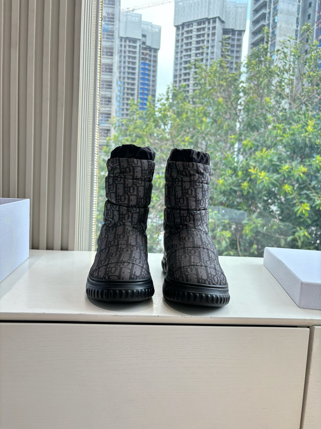 NO:577627,G133Miss Dior CD 2025 autumn and winter down boots Miss Dior CD2025 autumn and winter latest color high-definition poster model D-Major color block letter logo round toe mid-calf graffiti women's boots knight boots snow boots cotton shoes fabric down boots original lining lining sole molded sole  Size 35-41 (40.41 customization is non-returnable and non-exchangeable), snow boots, dior, dior, boots, down jacket19860909G133Miss Dior 迪奥 CD 2025秋冬羽绒靴 Miss Dior 迪奥 CD2025秋冬最新色高定海报款D-Major拼色字母logo 圆头中筒涂鸦女靴脚骑士靴雪地靴棉鞋 面料羽绒靴 内里原版内里 鞋底开模鞋底 尺码35-41(40.41定制不退不换),雪地靴,dior,dior,boots,down jacket,Women's Shoes