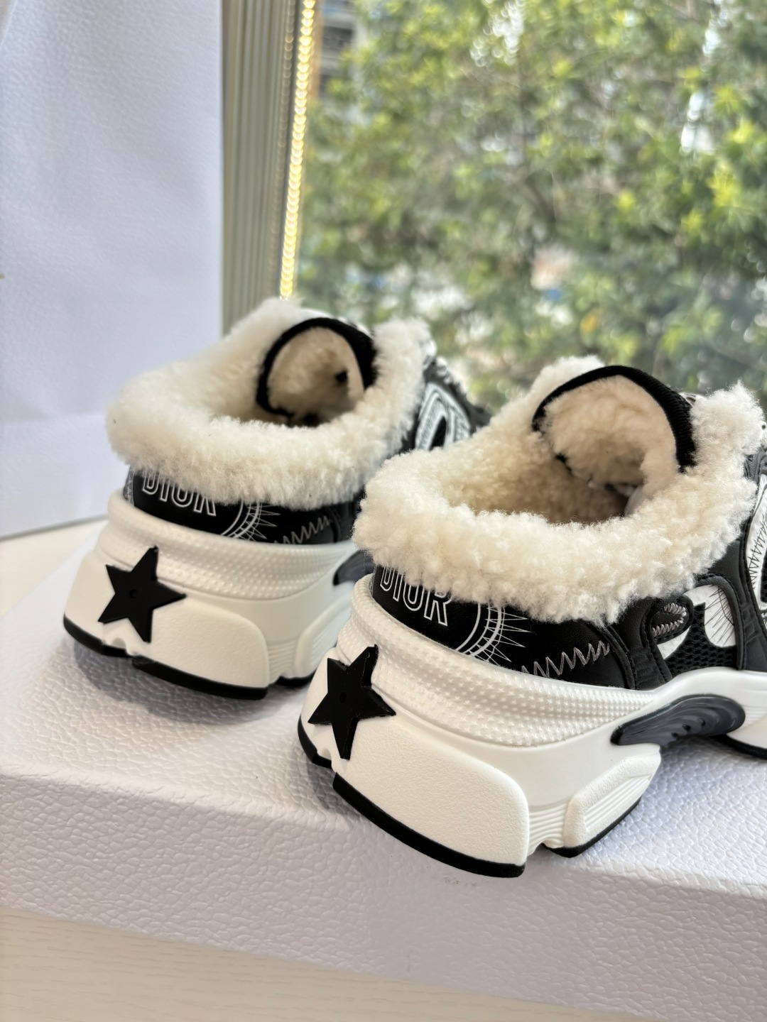 代购级别所即所得G0133C'est Dior 迪奥 25春夏全新休闲运动鞋‘以牛皮革和网眼织物制作，轻盈透气。侧边的C