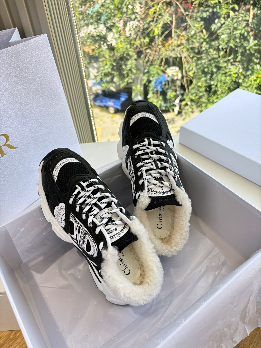 代购级别所即所得G0133C'est Dior 迪奥 25春夏全新休闲运动鞋‘以牛皮革和网眼织物制作，轻盈透气。侧边的C