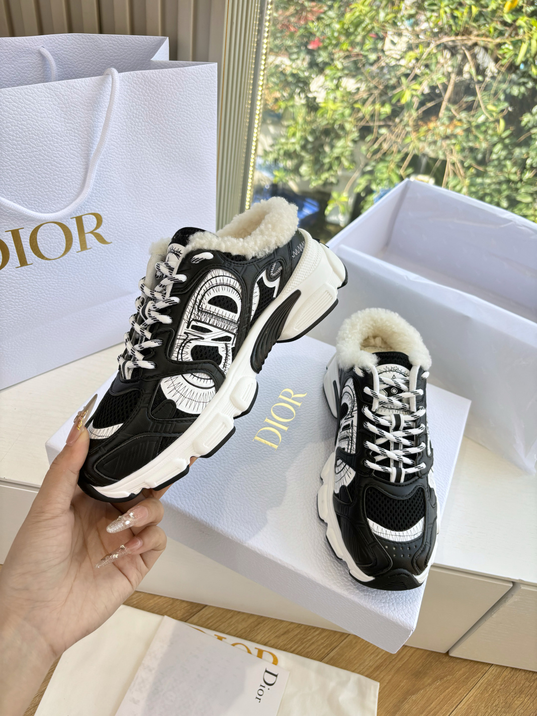 代购级别所即所得G0133C'est Dior 迪奥 25春夏全新休闲运动鞋‘以牛皮革和网眼织物制作，轻盈透气。侧边的C
