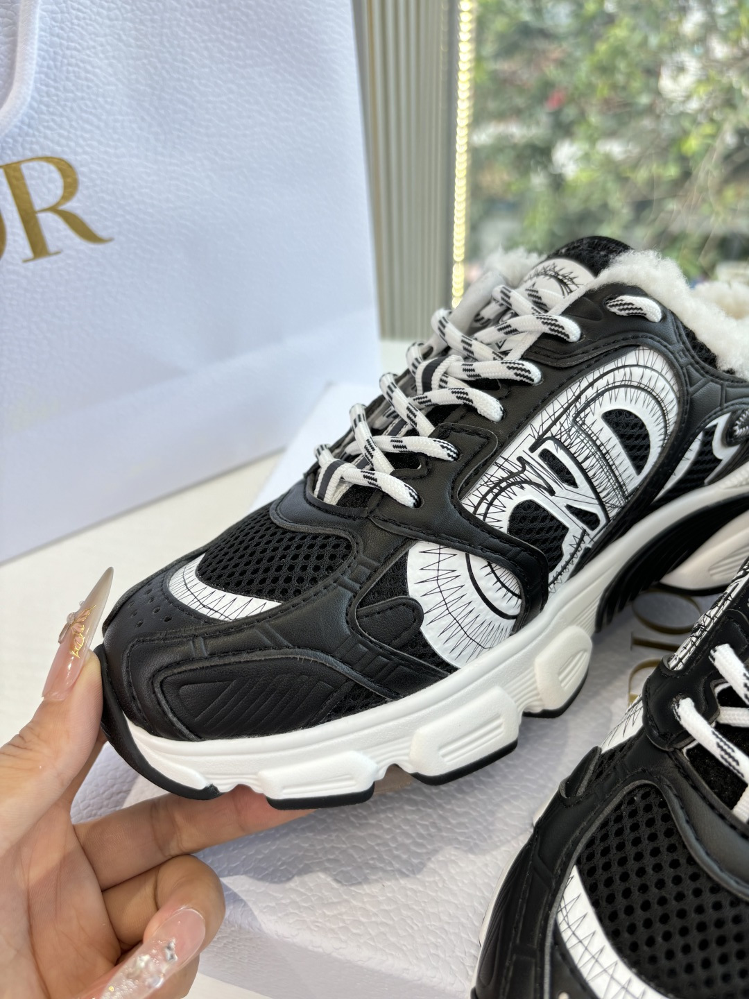 代购级别所即所得G0133C'est Dior 迪奥 25春夏全新休闲运动鞋‘以牛皮革和网眼织物制作，轻盈透气。侧边的C