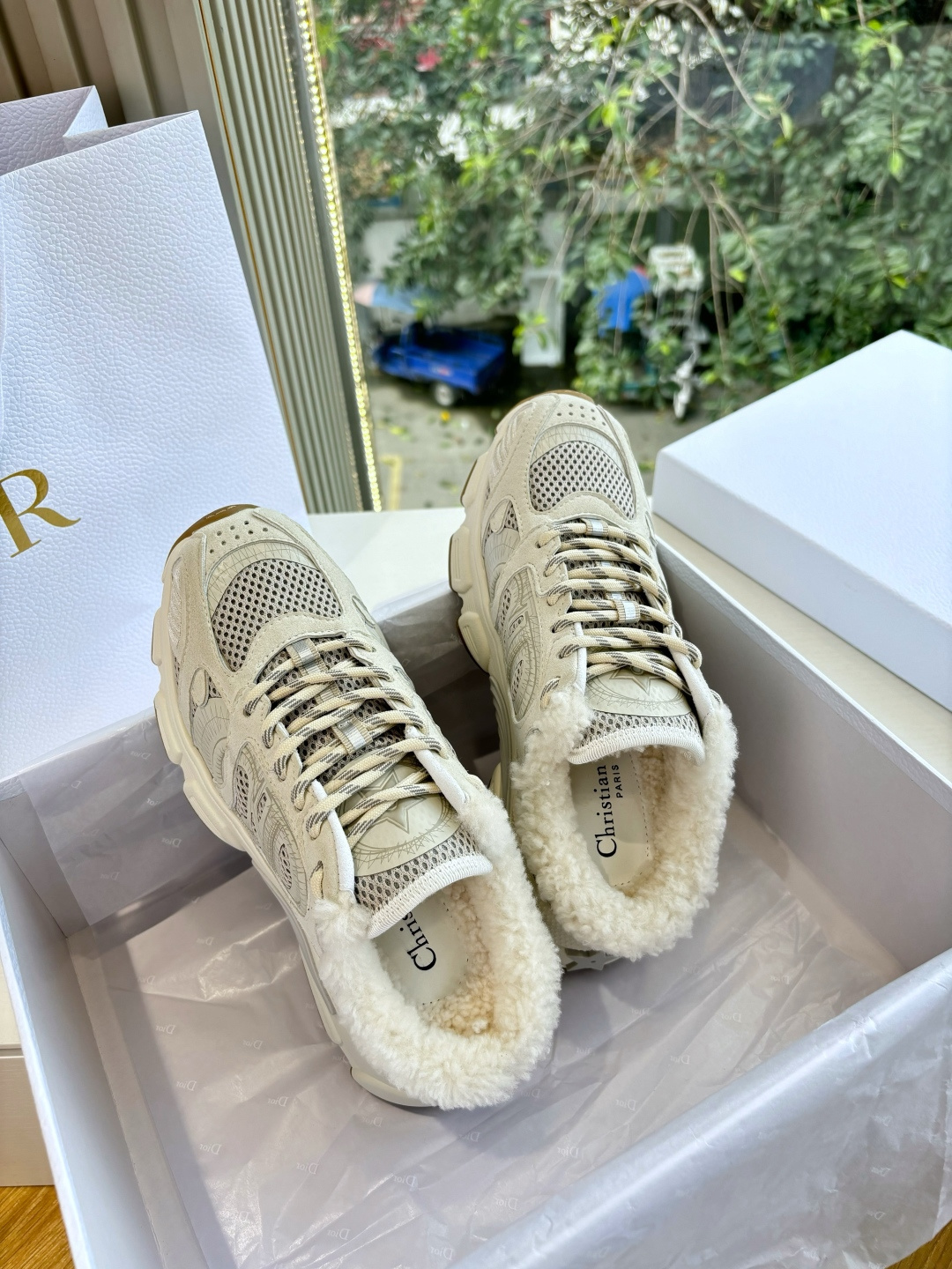 代购级别所即所得G0133C'est Dior 迪奥 25春夏全新休闲运动鞋‘以牛皮革和网眼织物制作，轻盈透气。侧边的C