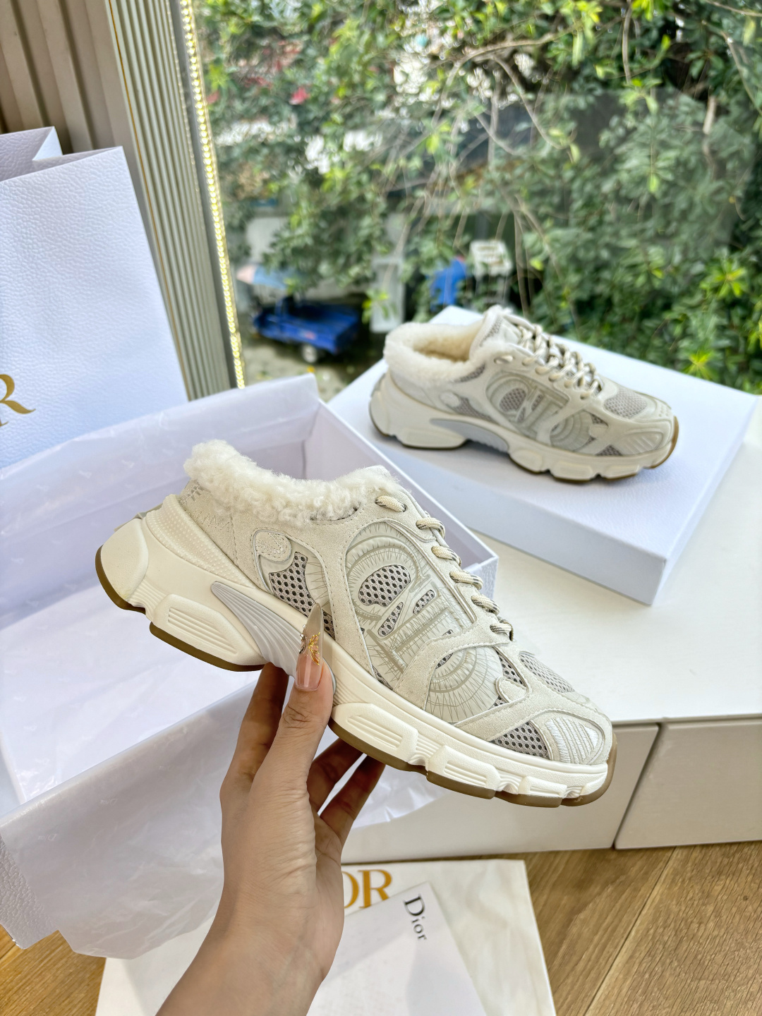 代购级别所即所得G0133C'est Dior 迪奥 25春夏全新休闲运动鞋‘以牛皮革和网眼织物制作，轻盈透气。侧边的C