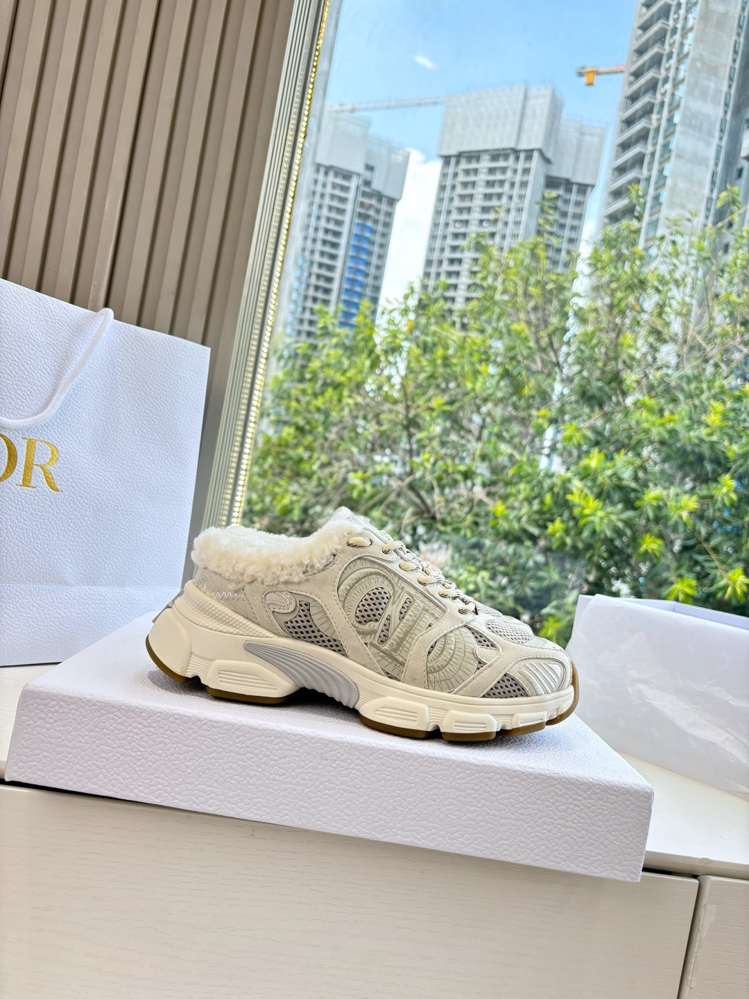 代购级别所即所得G0133C'est Dior 迪奥 25春夏全新休闲运动鞋‘以牛皮革和网眼织物制作，轻盈透气。侧边的C