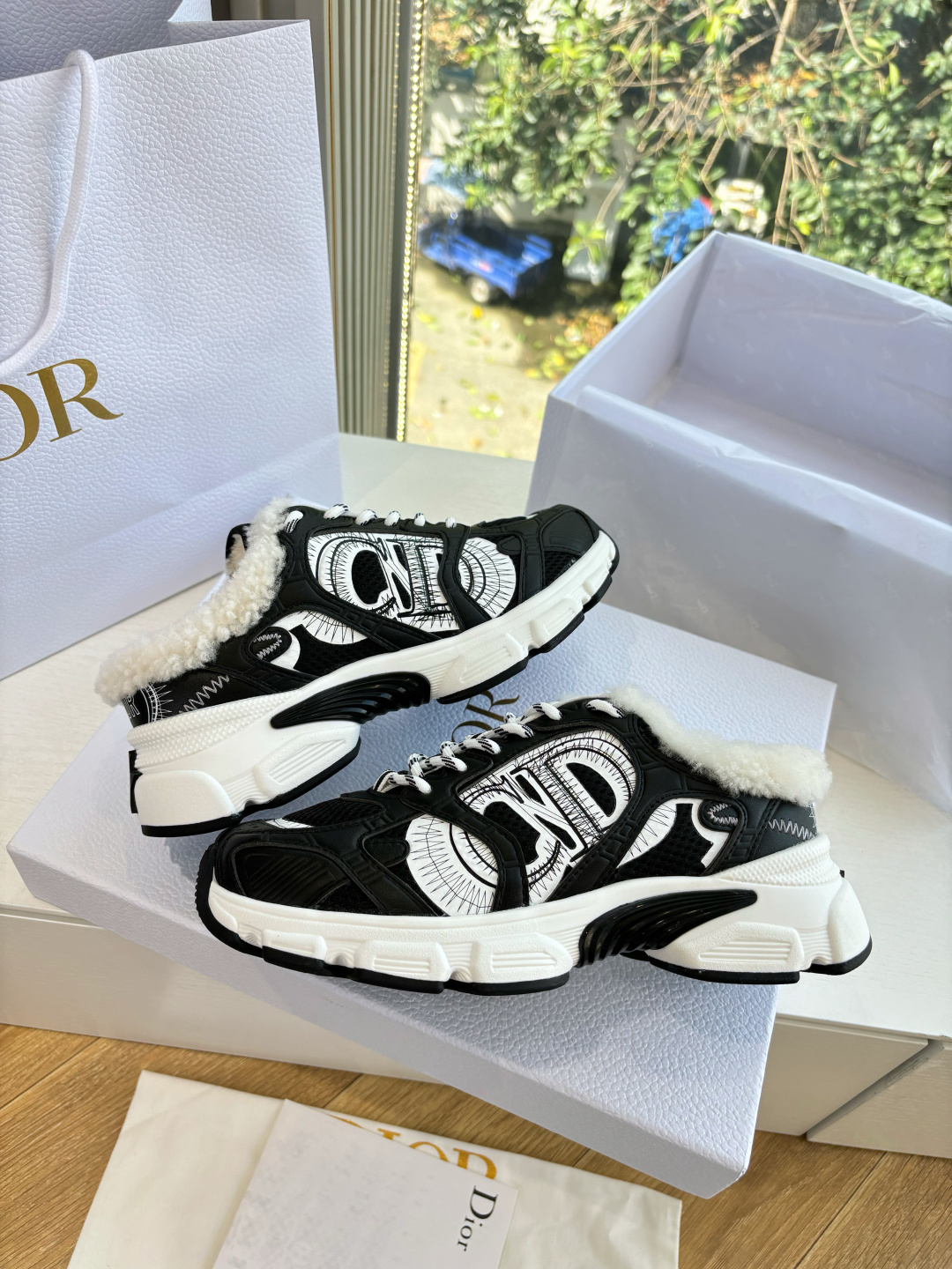 代购级别所即所得G0133C'est Dior 迪奥 25春夏全新休闲运动鞋‘以牛皮革和网眼织物制作，轻盈透气。侧边的C