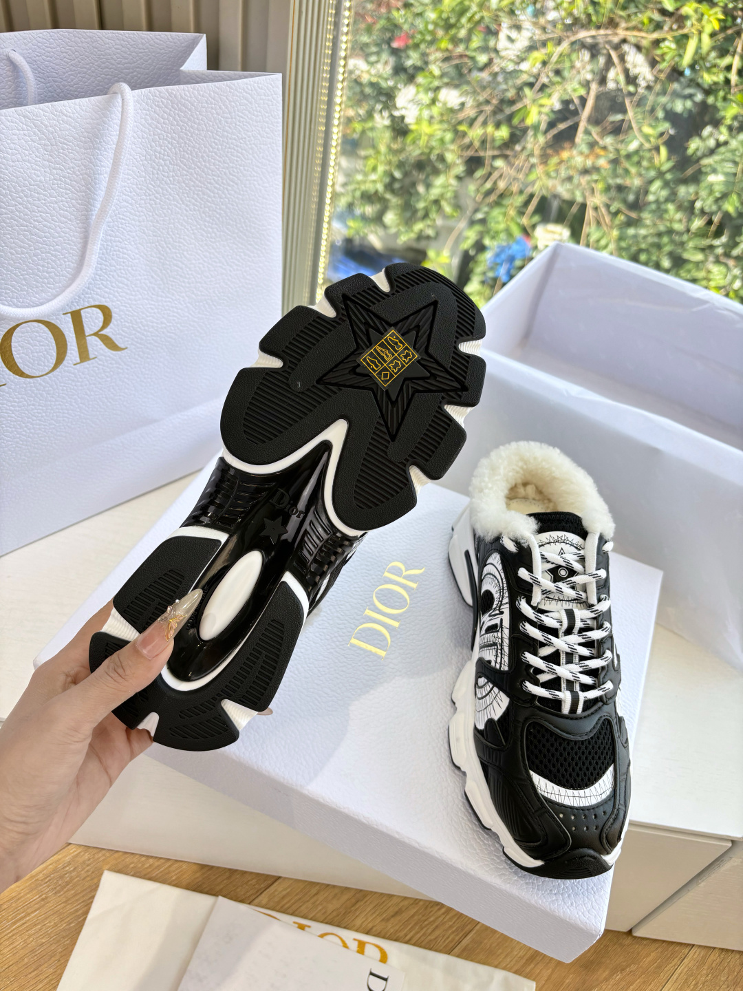 代购级别所即所得G0133C'est Dior 迪奥 25春夏全新休闲运动鞋‘以牛皮革和网眼织物制作，轻盈透气。侧边的C