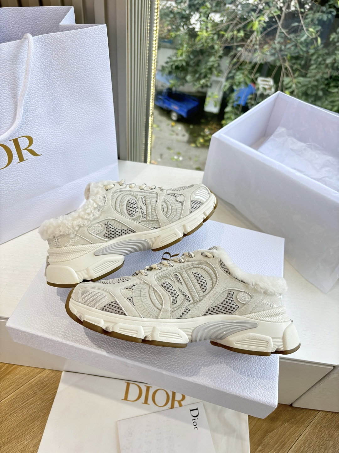 代购级别所即所得G0133C'est Dior 迪奥 25春夏全新休闲运动鞋‘以牛皮革和网眼织物制作，轻盈透气。侧边的C