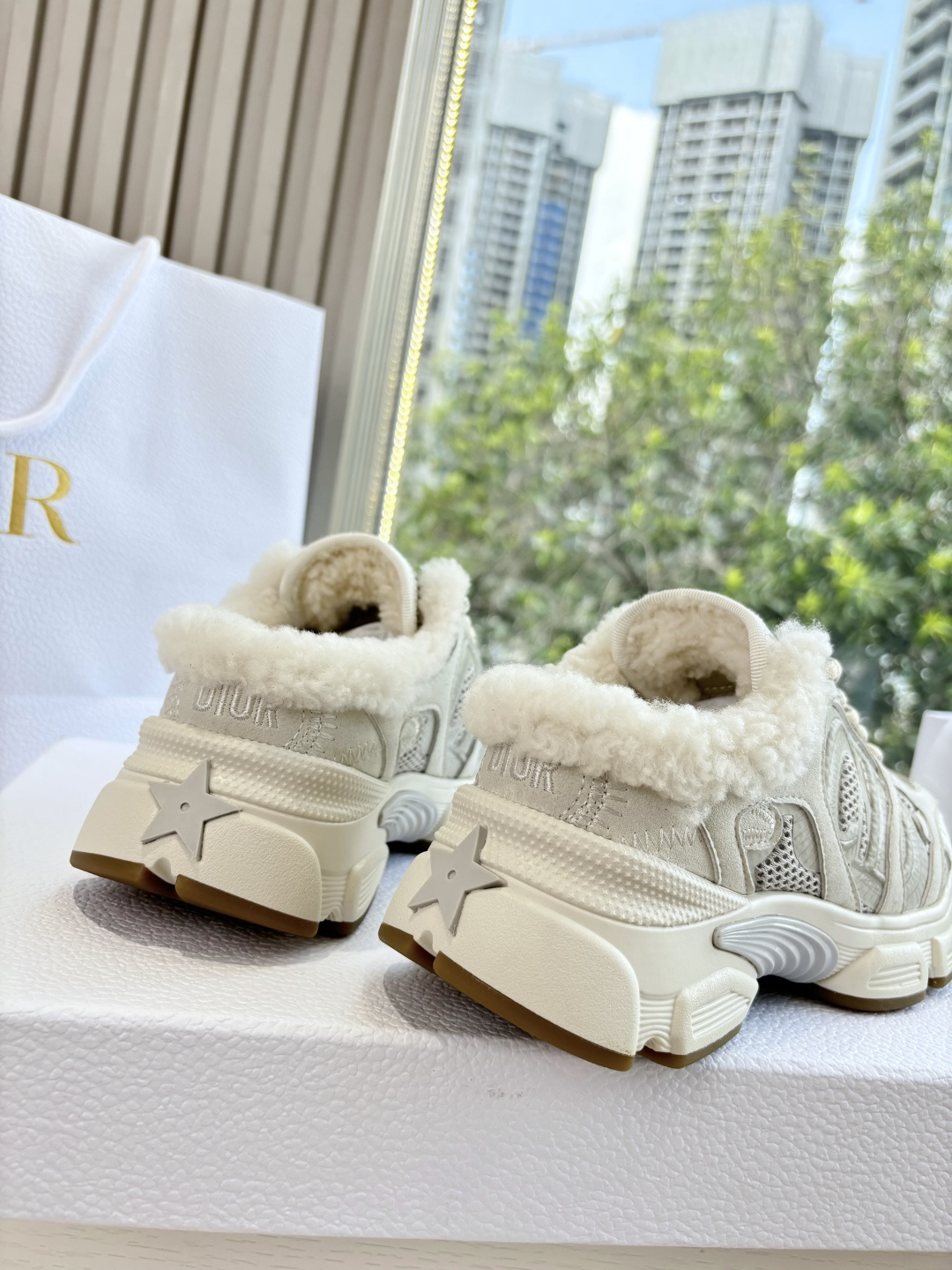 代购级别所即所得G0133C'est Dior 迪奥 25春夏全新休闲运动鞋‘以牛皮革和网眼织物制作，轻盈透气。侧边的C