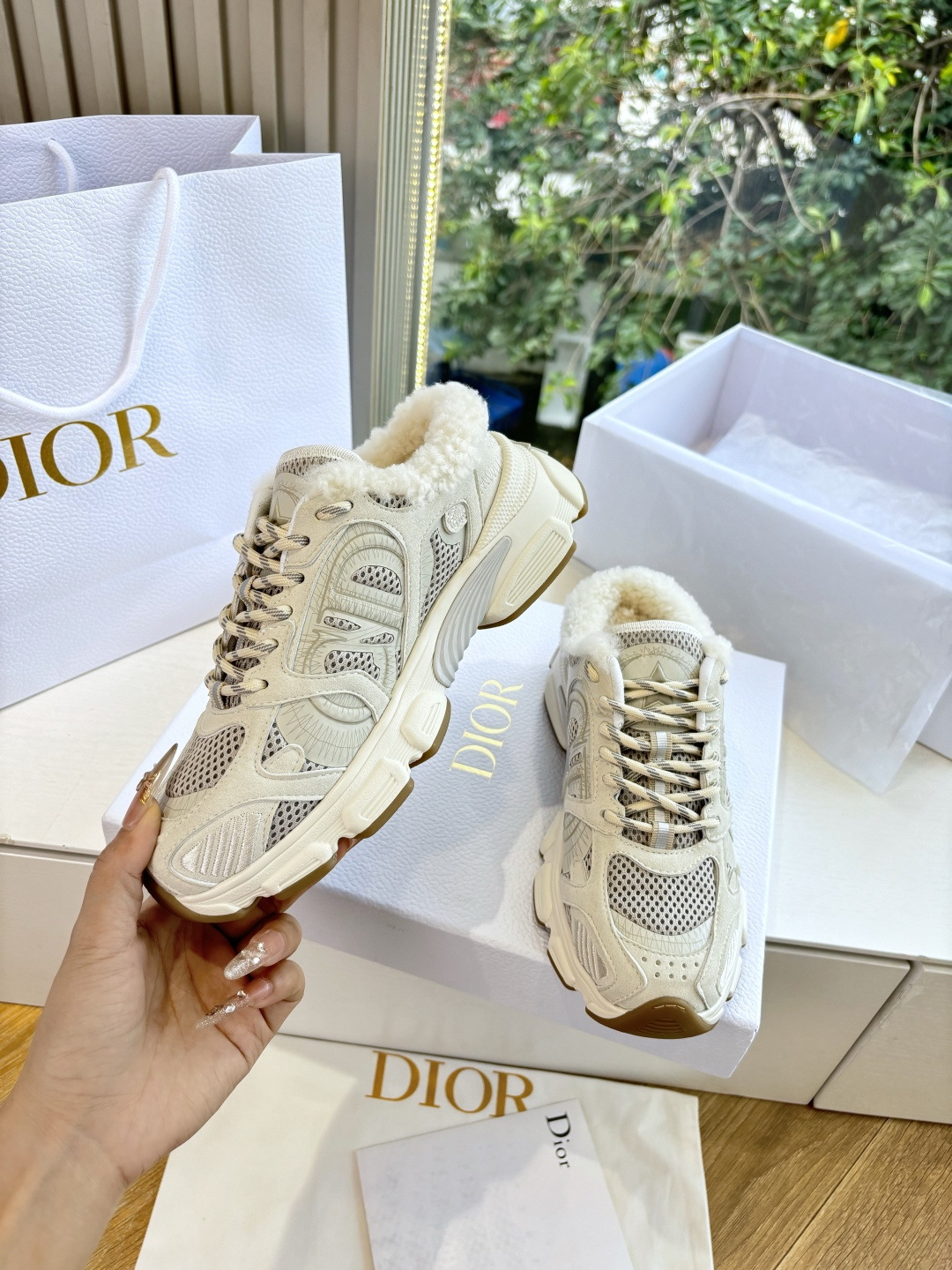 代购级别所即所得G0133C'est Dior 迪奥 25春夏全新休闲运动鞋‘以牛皮革和网眼织物制作，轻盈透气。侧边的C